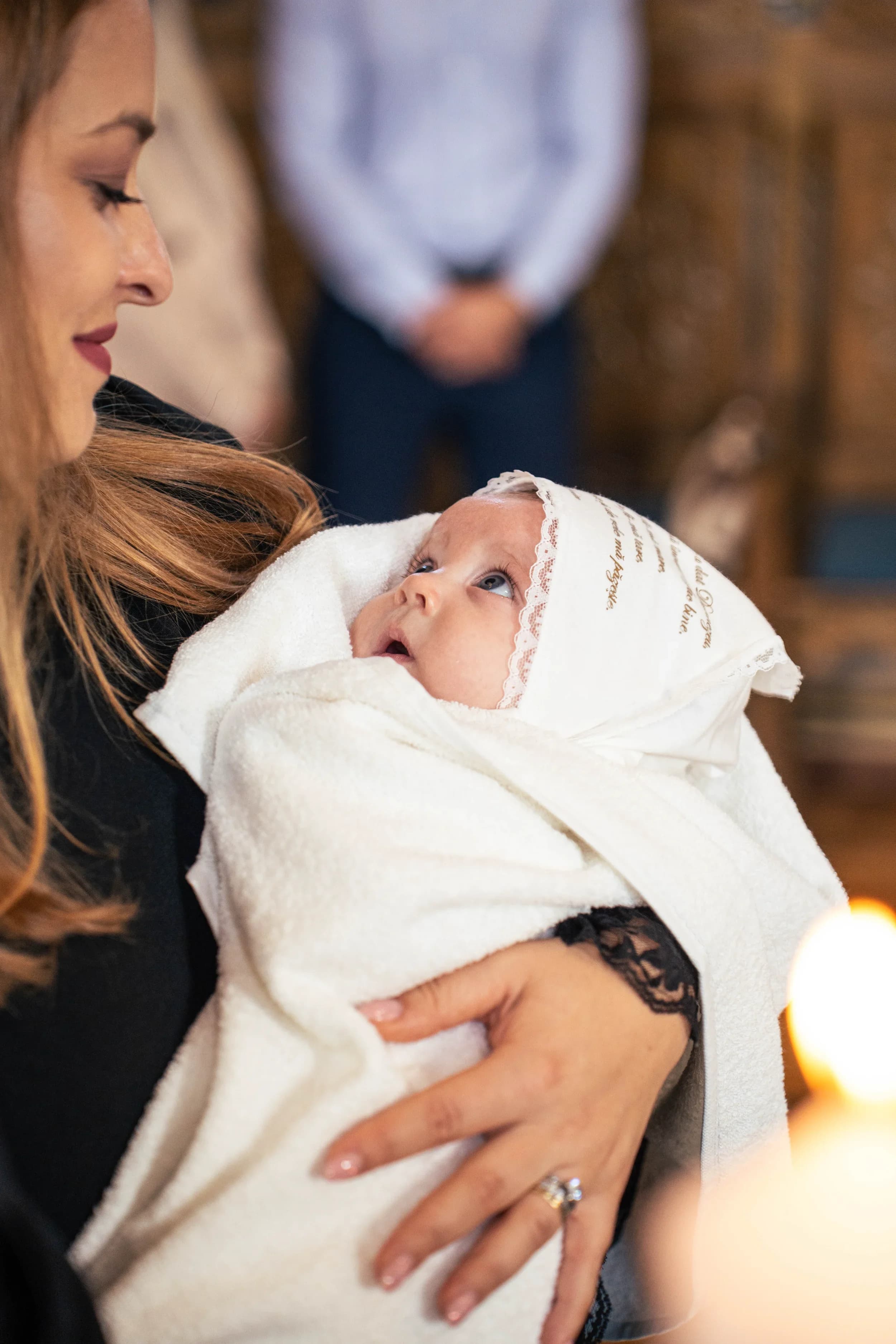 Bebelus in bratele mamei fotograf botez profesional Brasov Crudu Alexandru CA Photography