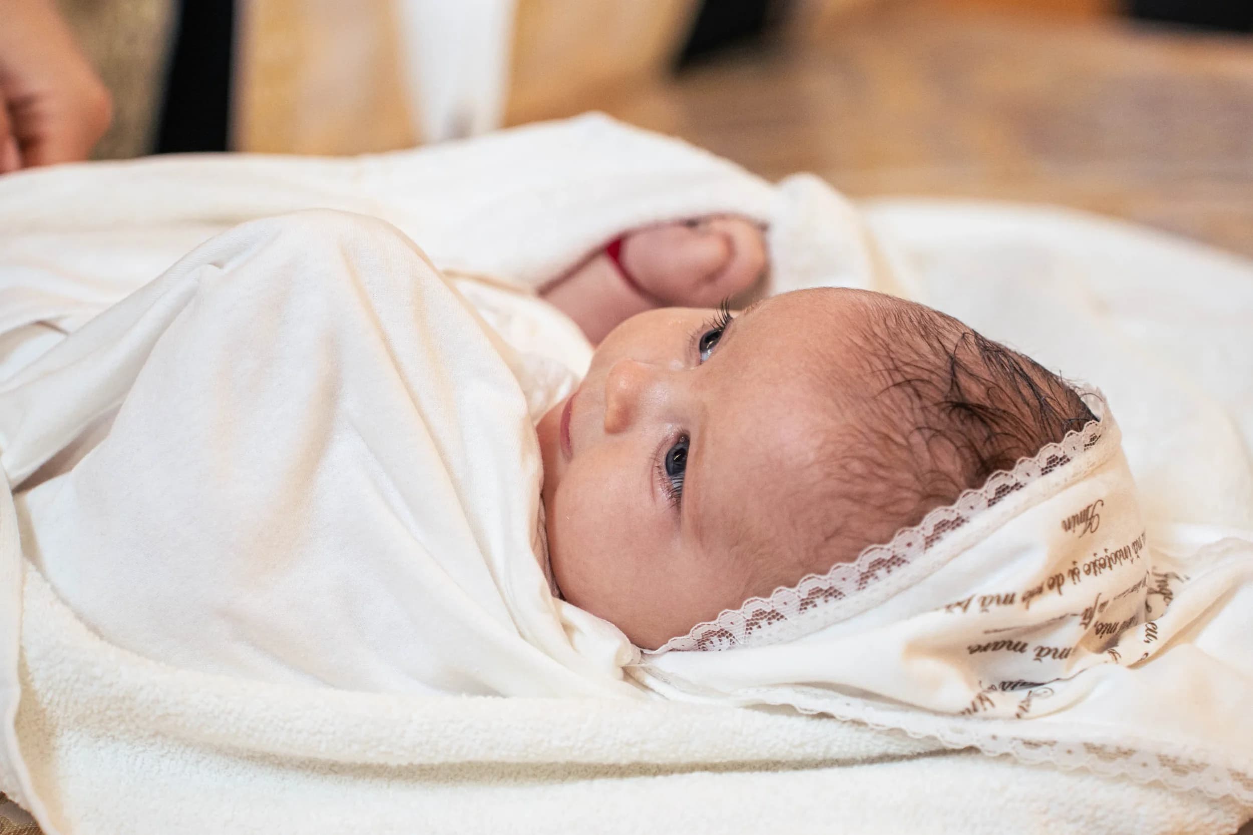 Bebelus in fata preotului fotograf botez profesional Brasov Crudu Alexandru CA Photography