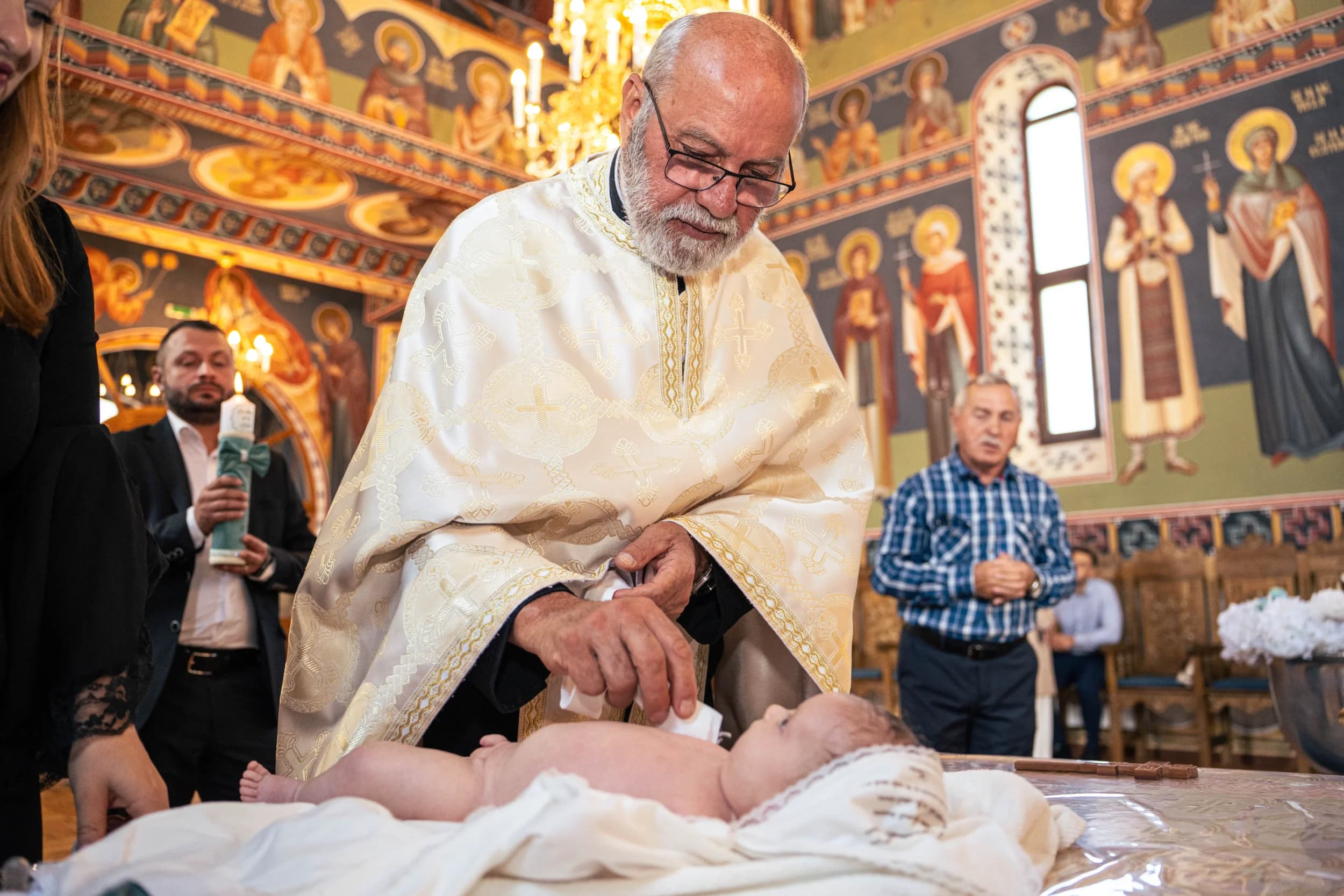 Moment emotionant la botez cu preot si bebelus fotograf botez profesional Brasov Crudu Alexandru CA Photography