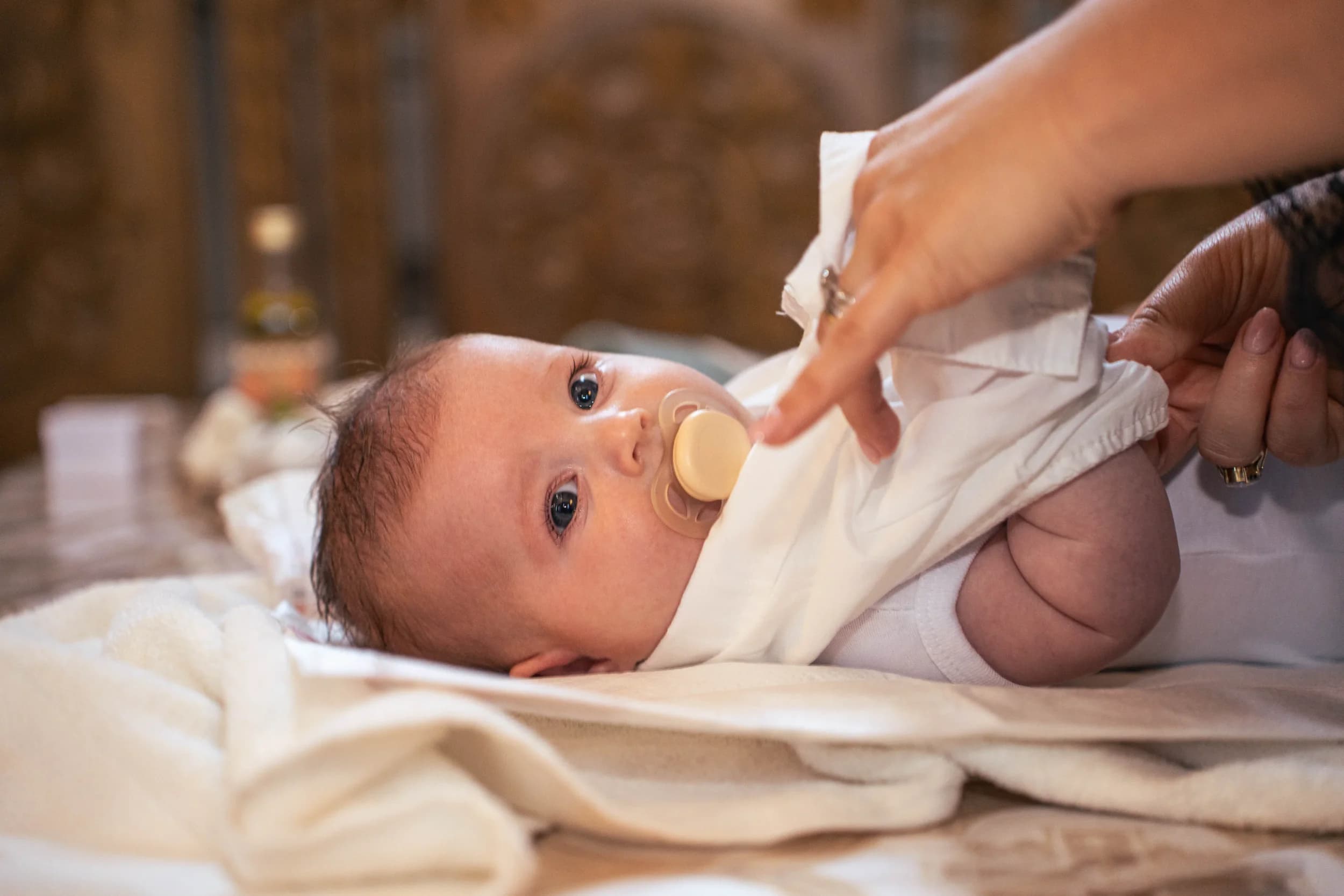 Bebelus cu suzeta pregatit pentru botez fotograf botez profesional Brasov Crudu Alexandru CA Photography