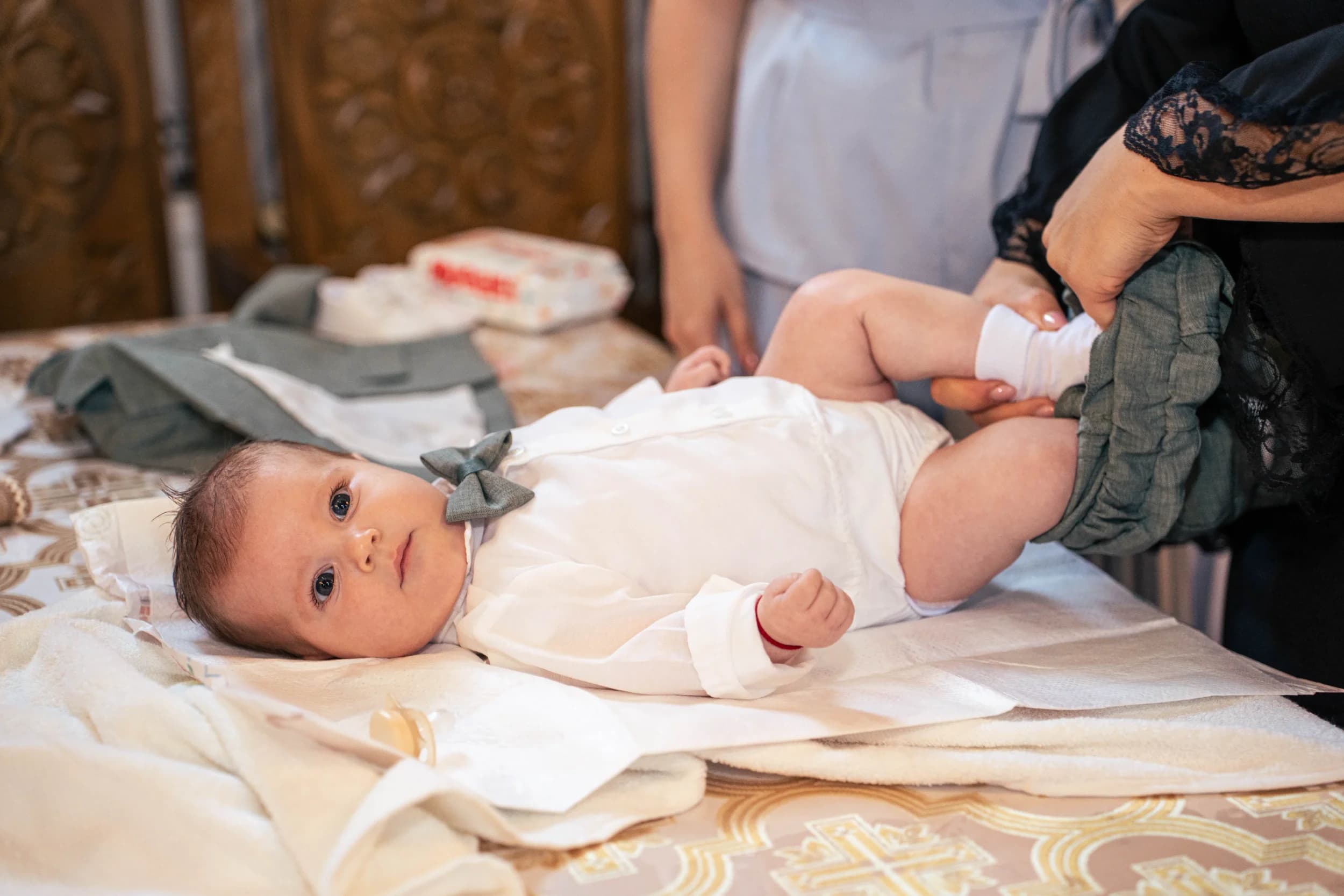 Bebelus pregatit pentru botez fotograf botez profesional Brasov Crudu Alexandru CA Photography