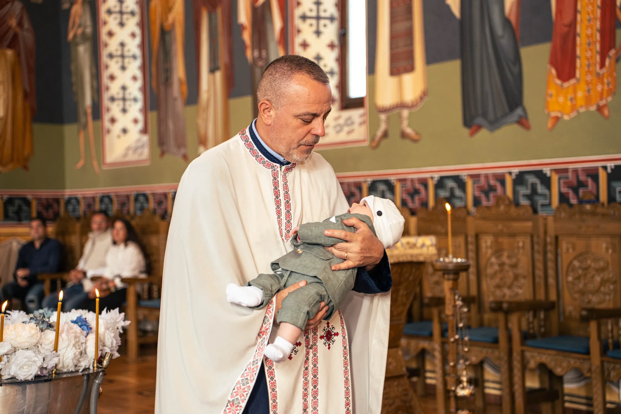 Moment emotional cu preotul si bebelusul fotograf botez profesional Brasov Crudu Alexandru CA Photography