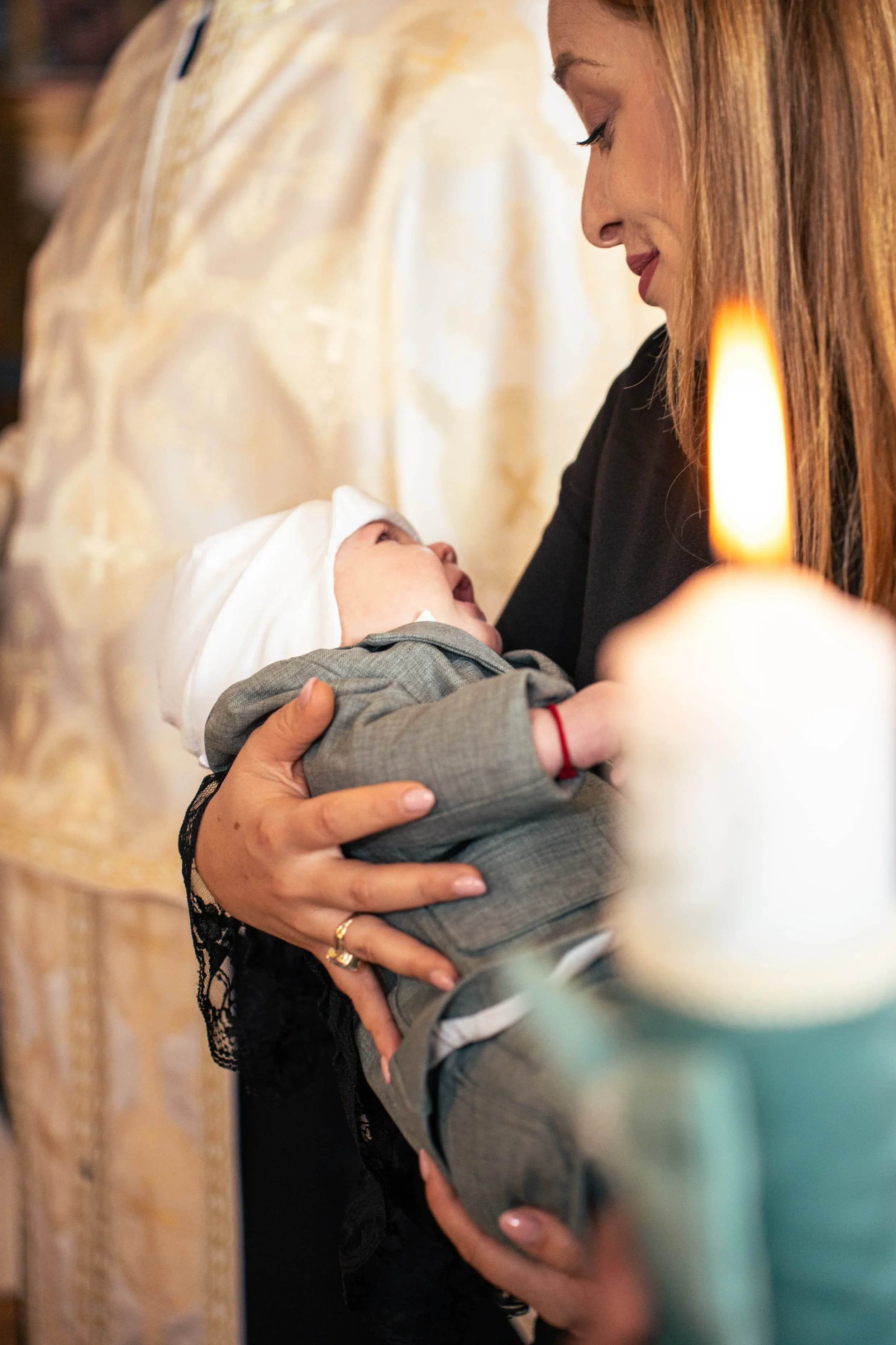 Bebelus in bratele mamei fotograf botez profesional Brasov Crudu Alexandru CA Photography