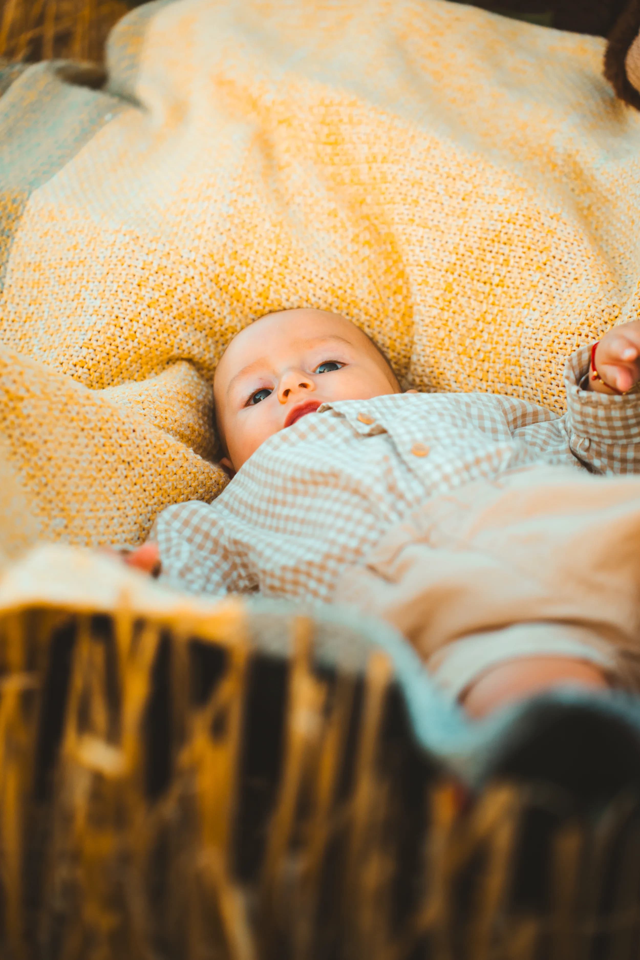 Bebelus intins pe o patura fotograf familie sedinta foto studio Brasov Crudu Alexandru CA Photography