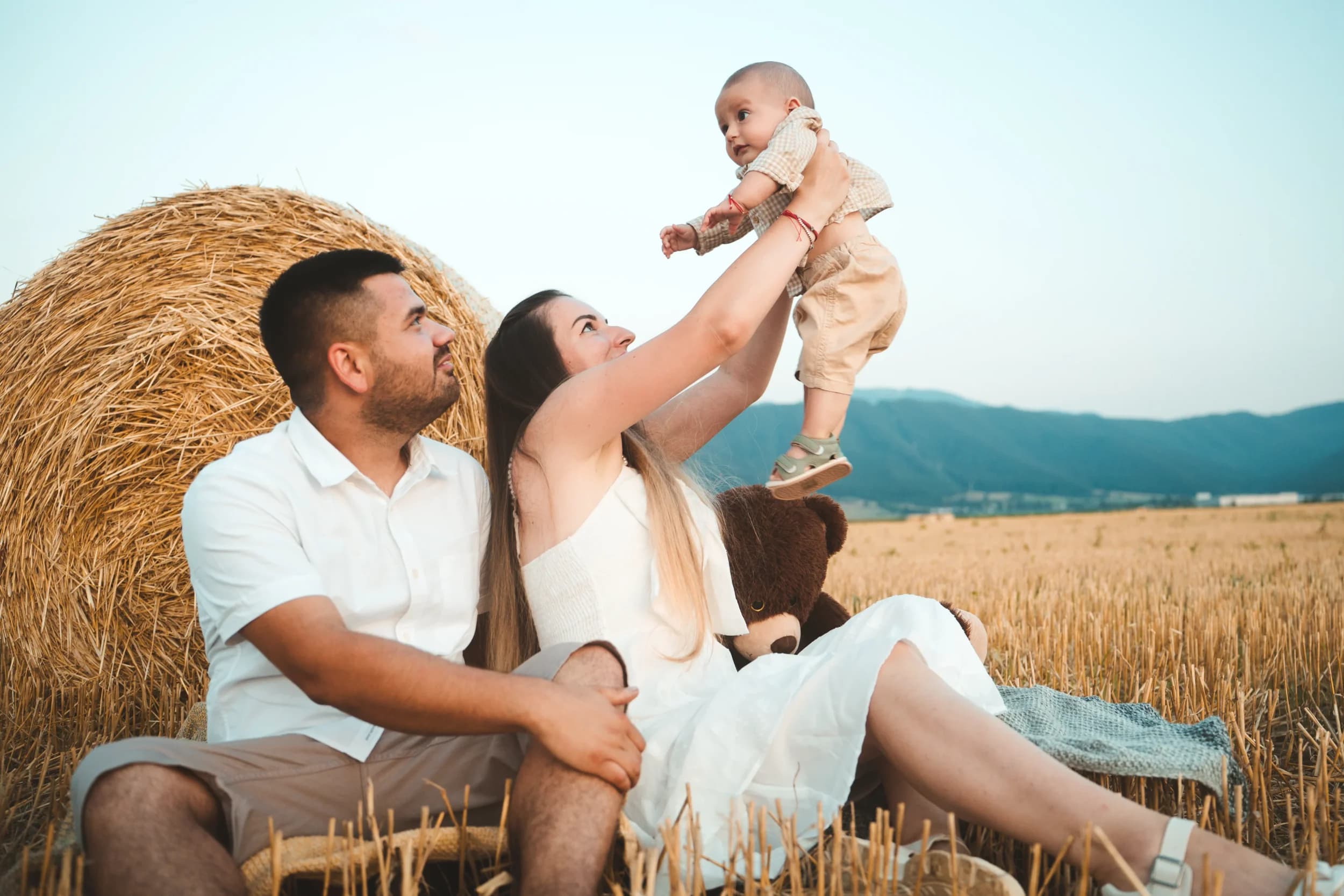 Parinte ridicandu-si copilul in aer pe camp fotograf familie sedinta foto studio Brasov Crudu Alexandru CA Photography