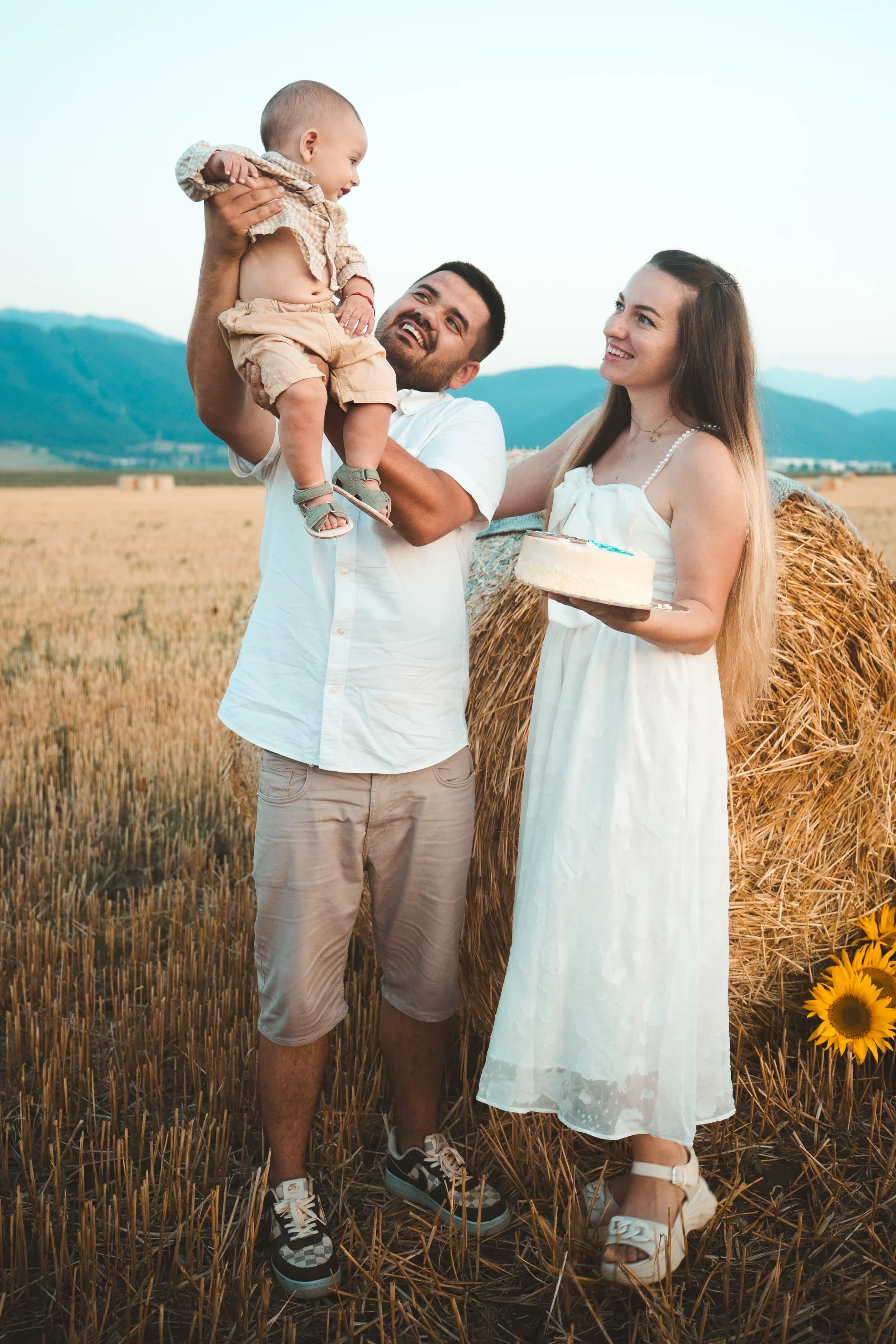 Familie cu copil in brate pe camp de grau fotograf familie sedinta foto studio Brasov Crudu Alexandru CA Photography