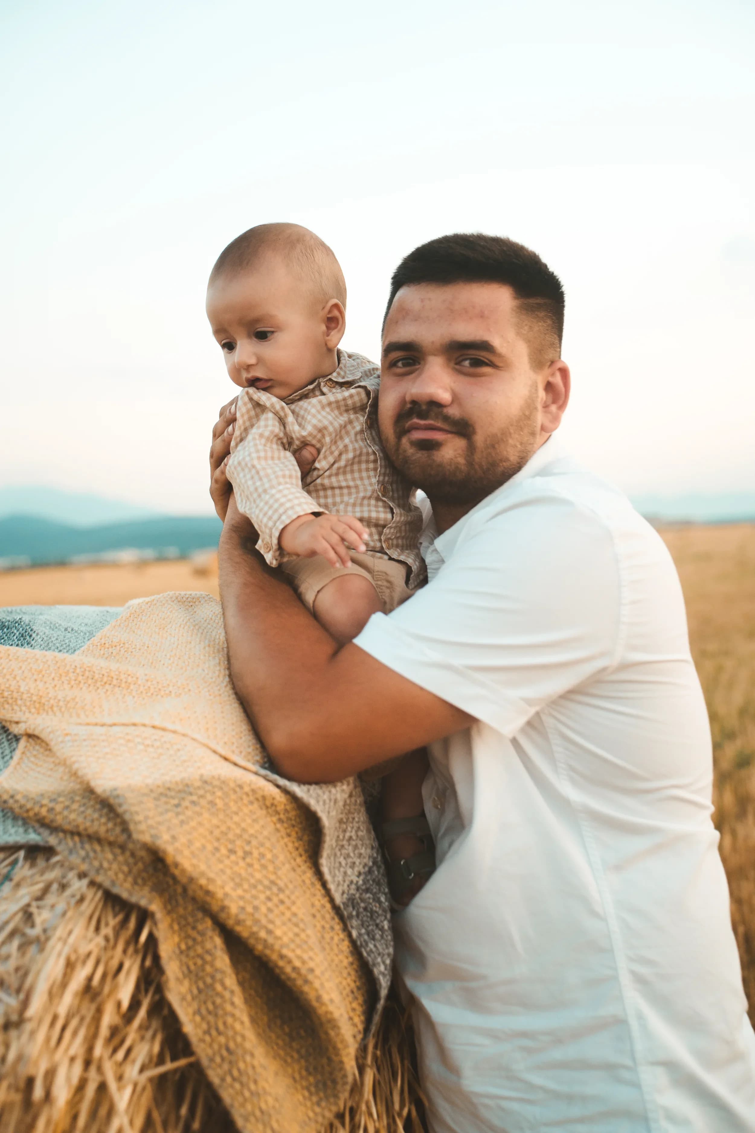 Tata cu copilul in brate pe camp fotograf familie sedinta foto studio Brasov Crudu Alexandru CA Photography