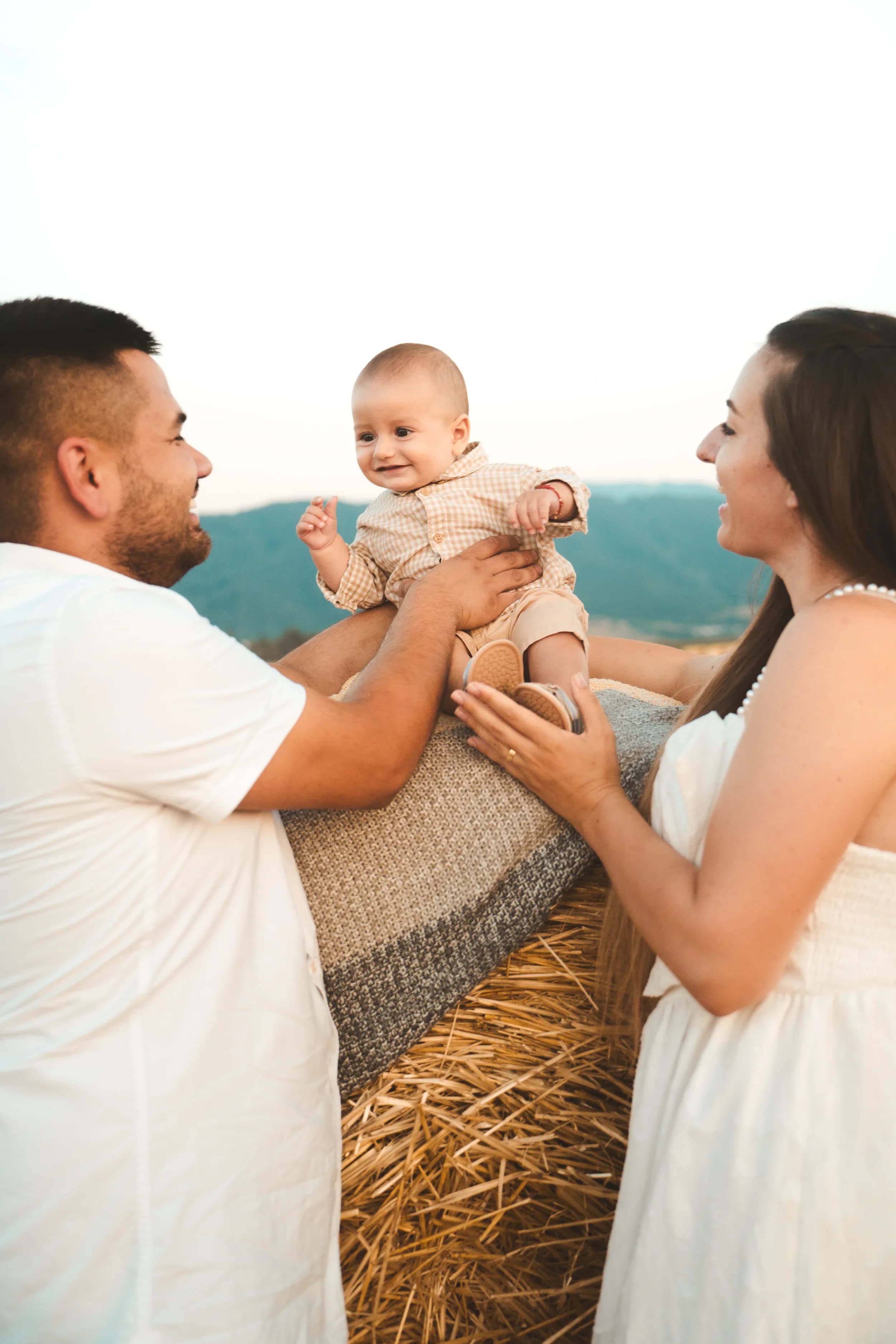 Familie fericita cu copil pe balot de paie fotograf familie sedinta foto studio Brasov Crudu Alexandru CA Photography