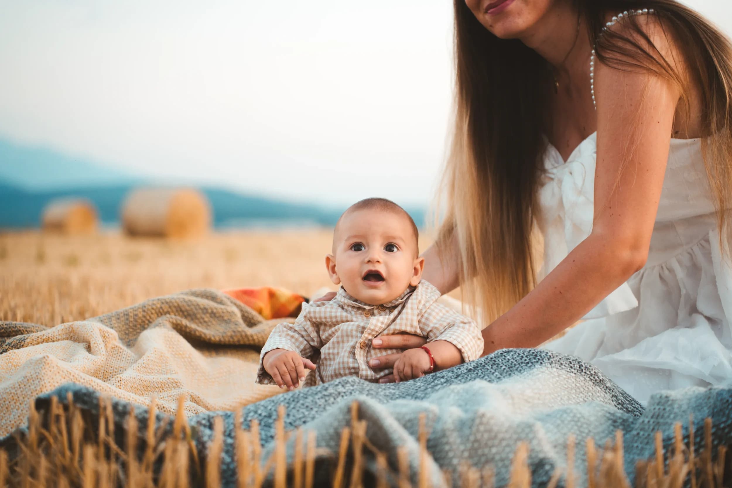 Mama cu bebelus pe patura in lanul de grau fotograf familie sedinta foto studio Brasov Crudu Alexandru CA Photography