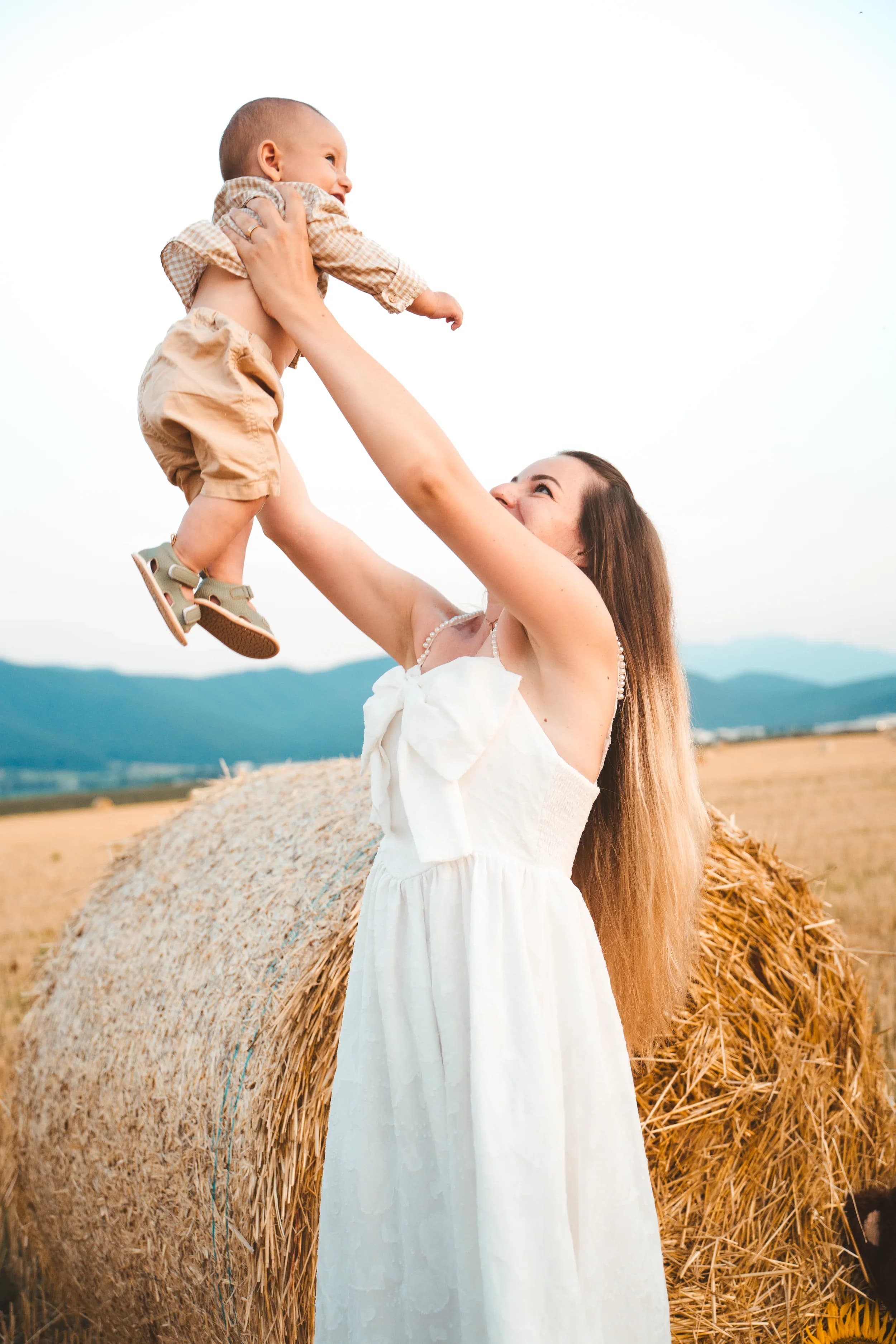 Mama ridicand bebelusul in brate pe câmp fotograf familie sedinta foto studio Brasov Crudu Alexandru CA Photography