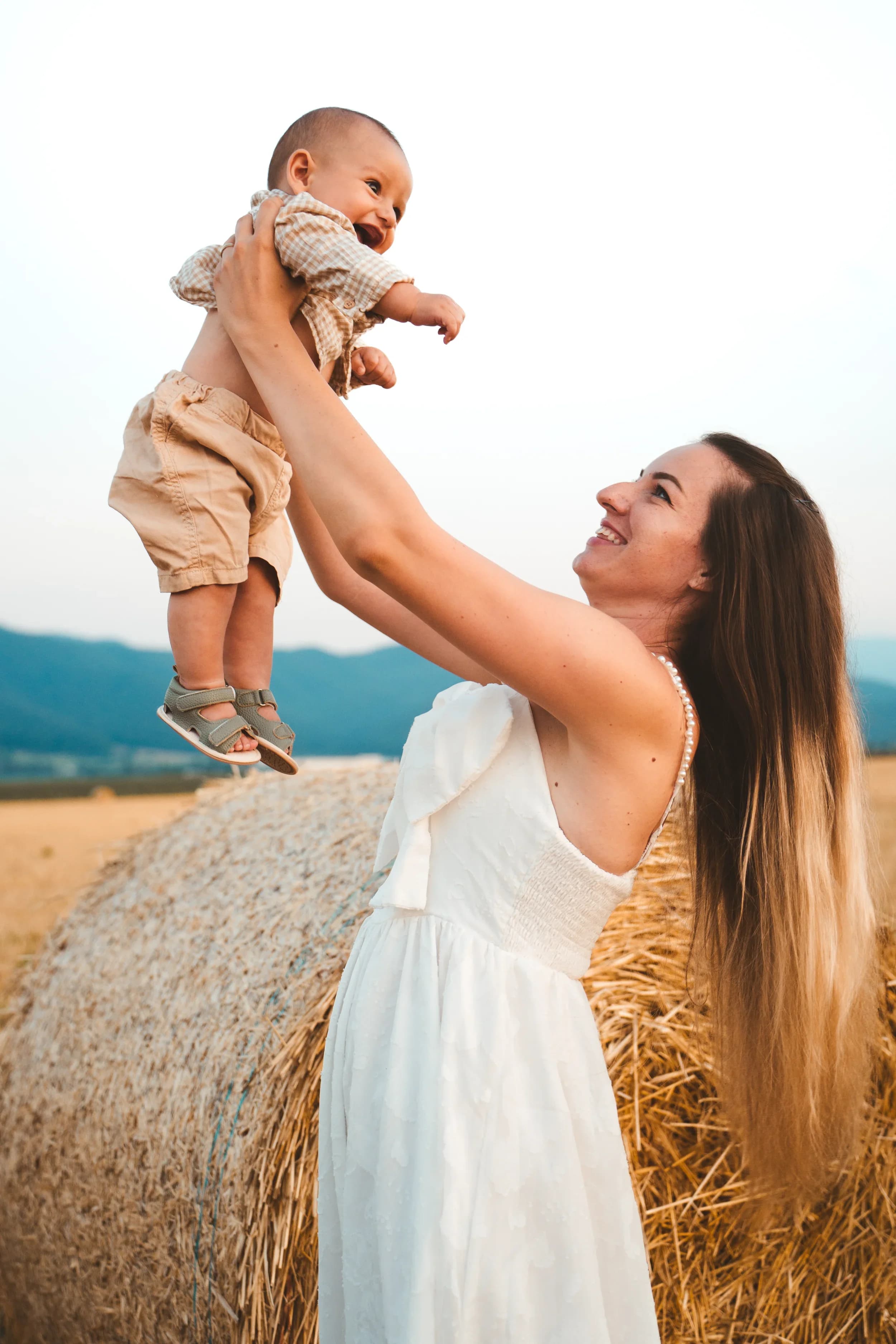 Mama ridicand copilul in aer pe fundal de lanuri fotograf familie sedinta foto studio Brasov Crudu Alexandru CA Photography