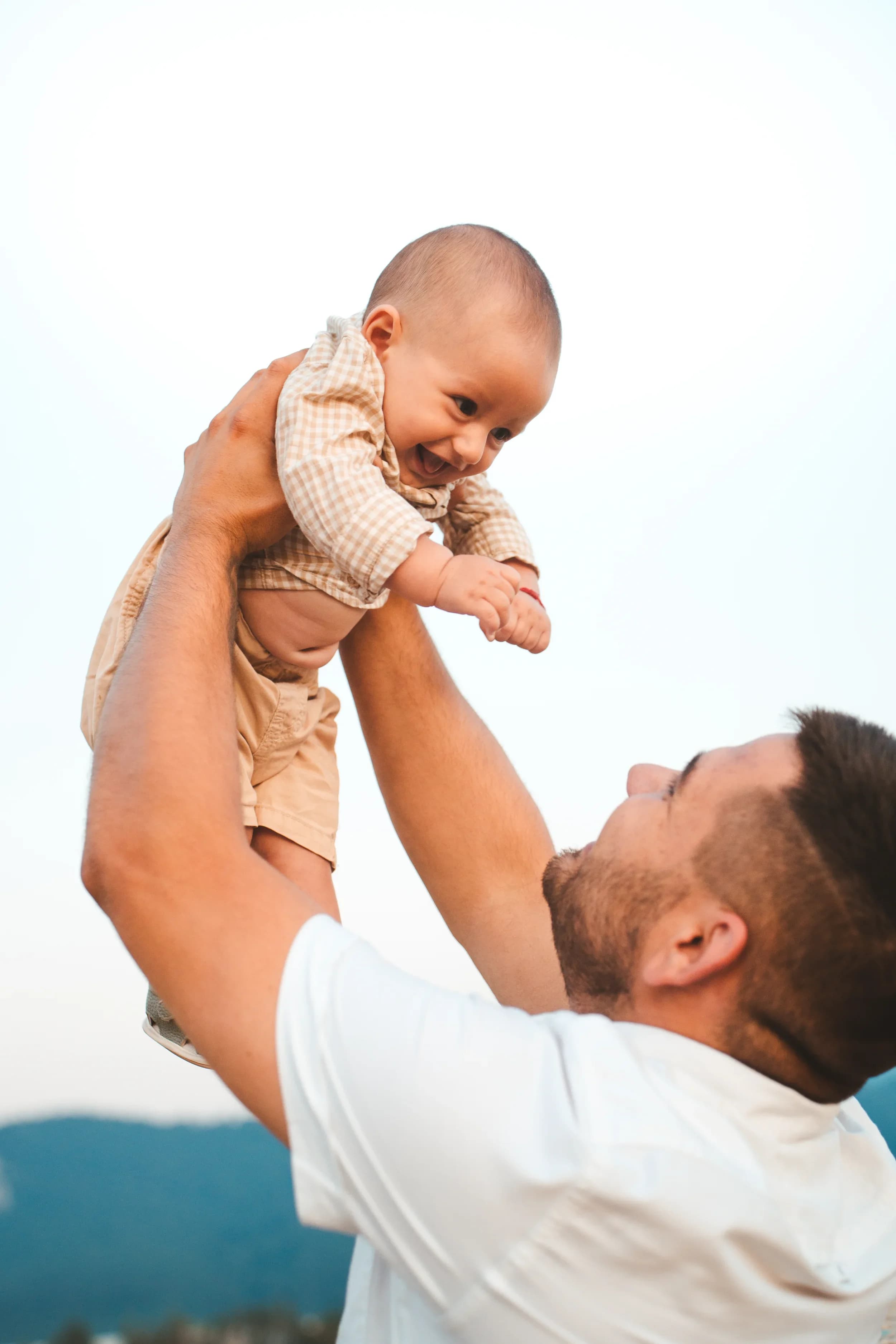 Tata tinand copilul in brate pe fundal de cer fotograf familie sedinta foto studio Brasov Crudu Alexandru CA Photography