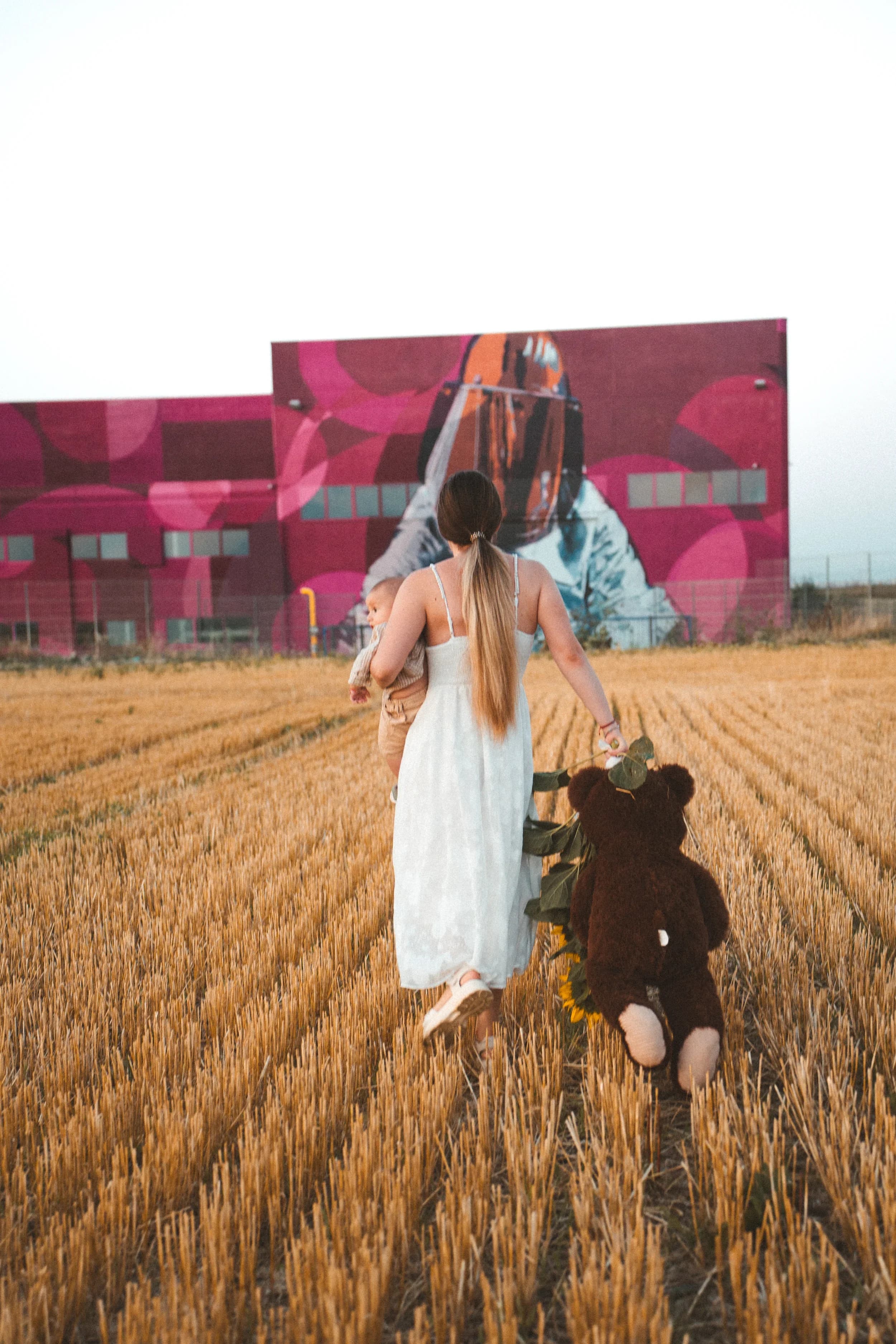 Mama cu copilul si ursuletul de pluș pe camp fotograf familie sedinta foto studio Brasov Crudu Alexandru CA Photography