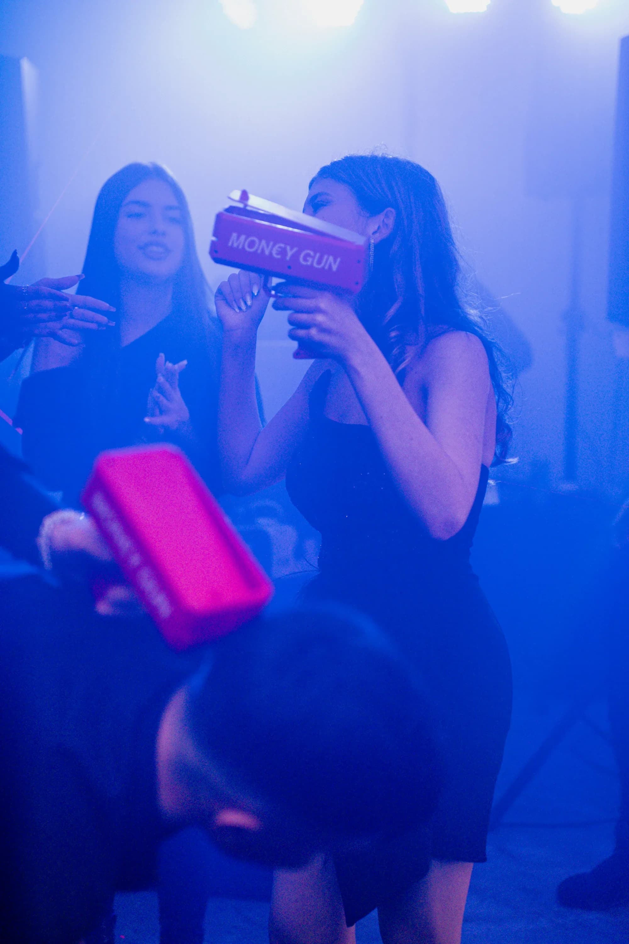 Tineri distractie cu pistol de bani fotograf majorat petrecere Brasov Crudu Alexandru CA Photography