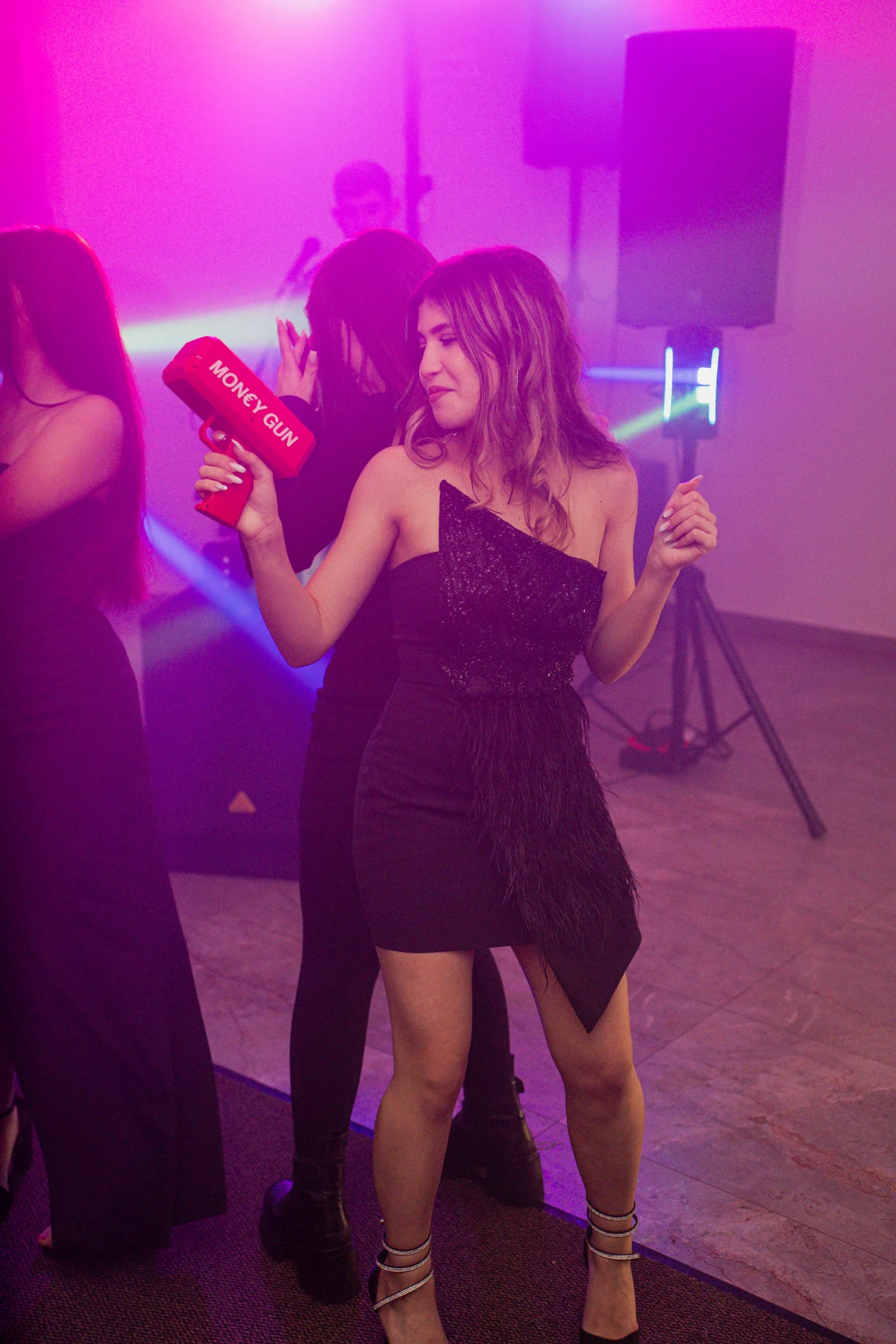 Tineri dansand la petrecere fotograf majorat petrecere Brasov Crudu Alexandru CA Photography