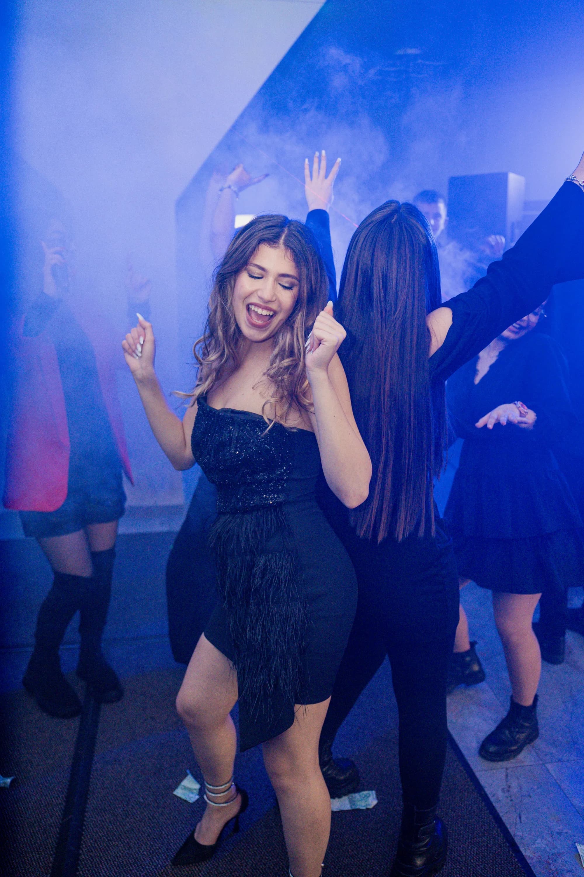 Tineri dansand in lumina albastra fotograf majorat petrecere Brasov Crudu Alexandru CA Photography