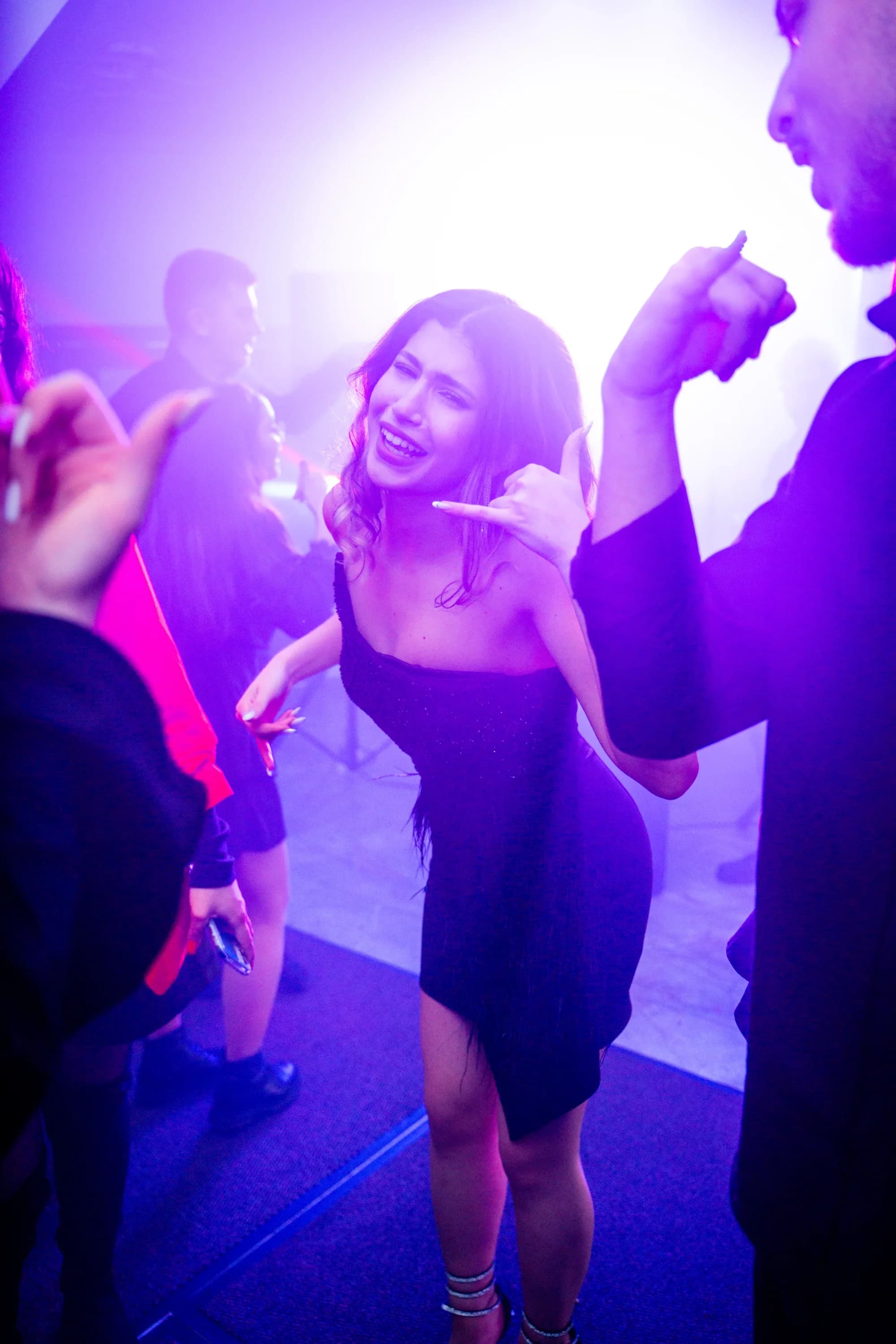 Tineri distrandu-se la petrecere fotograf majorat petrecere Brasov Crudu Alexandru CA Photography