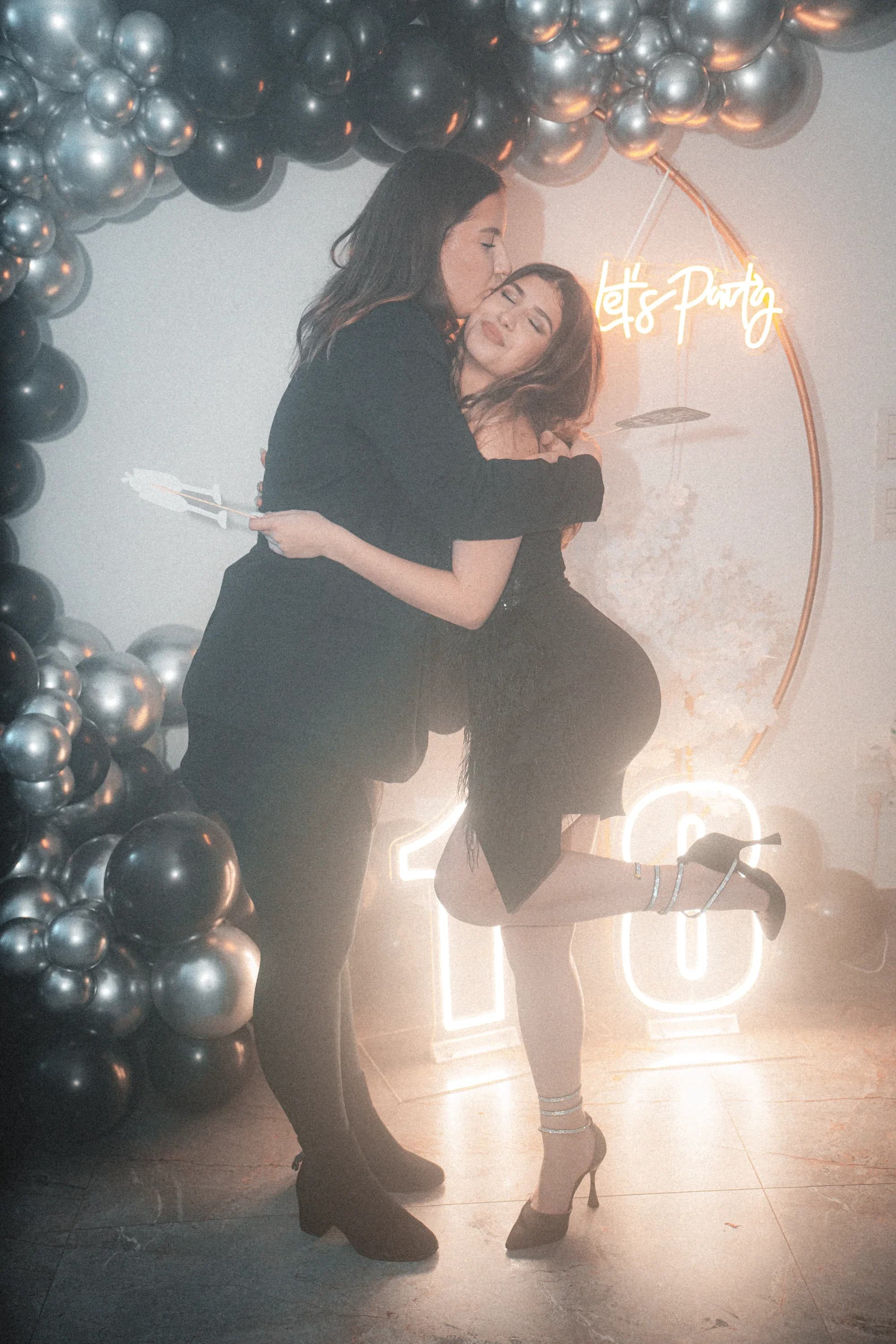 Sarbatorita imbratisand o prietena fotograf majorat petrecere Brasov Crudu Alexandru CA Photography