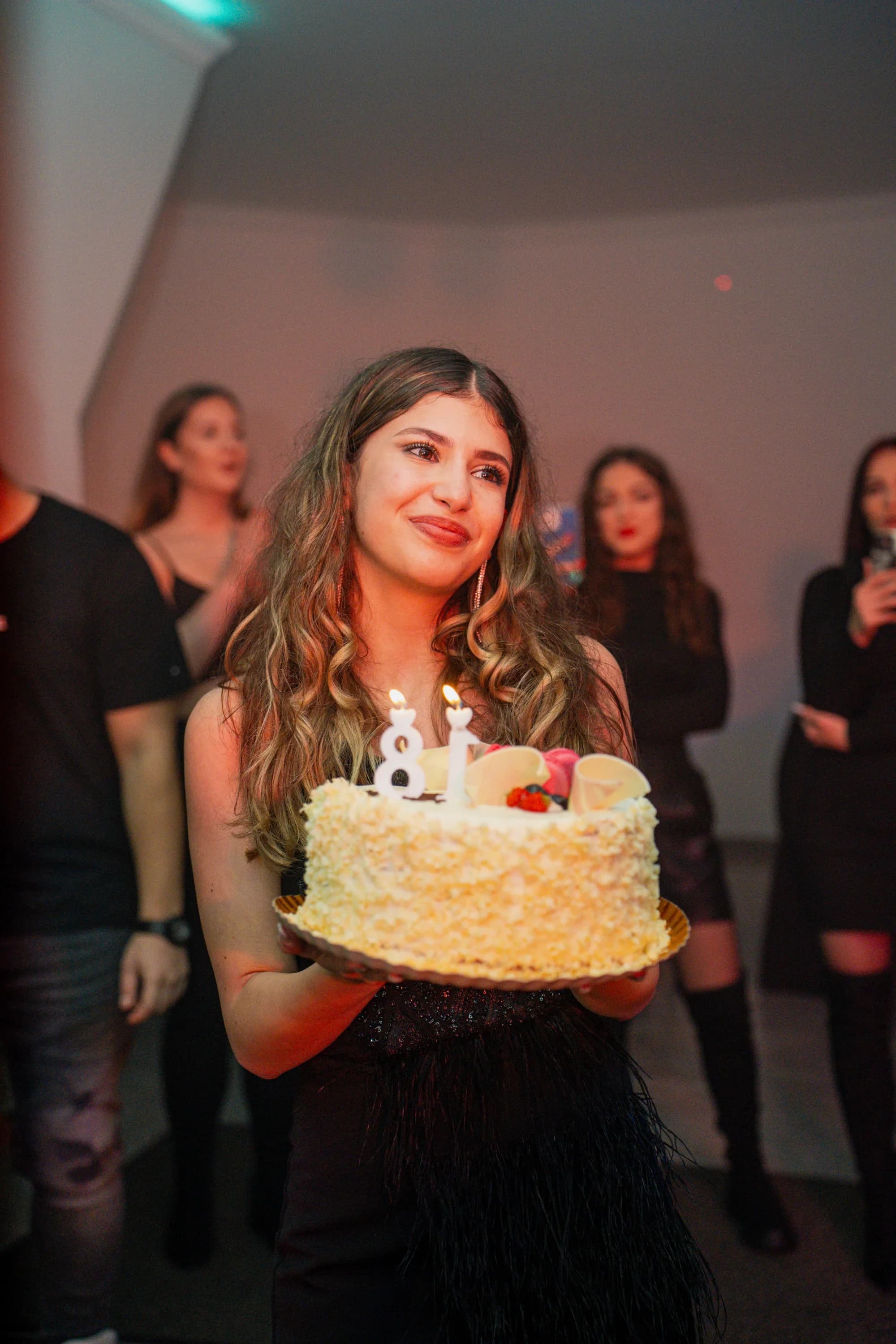 Sarbatorita tinand tortul aniversar fotograf majorat petrecere Brasov Crudu Alexandru CA Photography