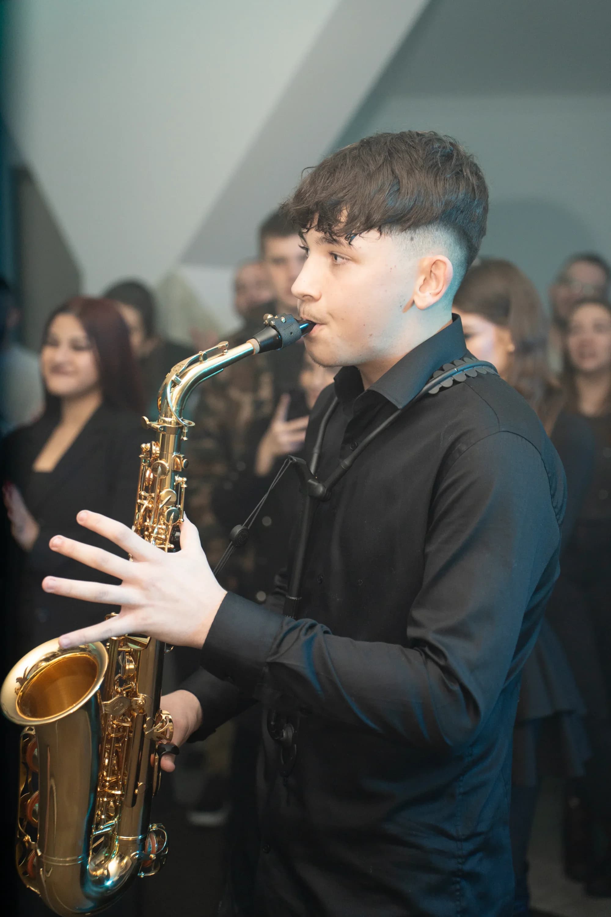 Tanar cantand la petrecere fotograf majorat petrecere Brasov Crudu Alexandru CA Photography