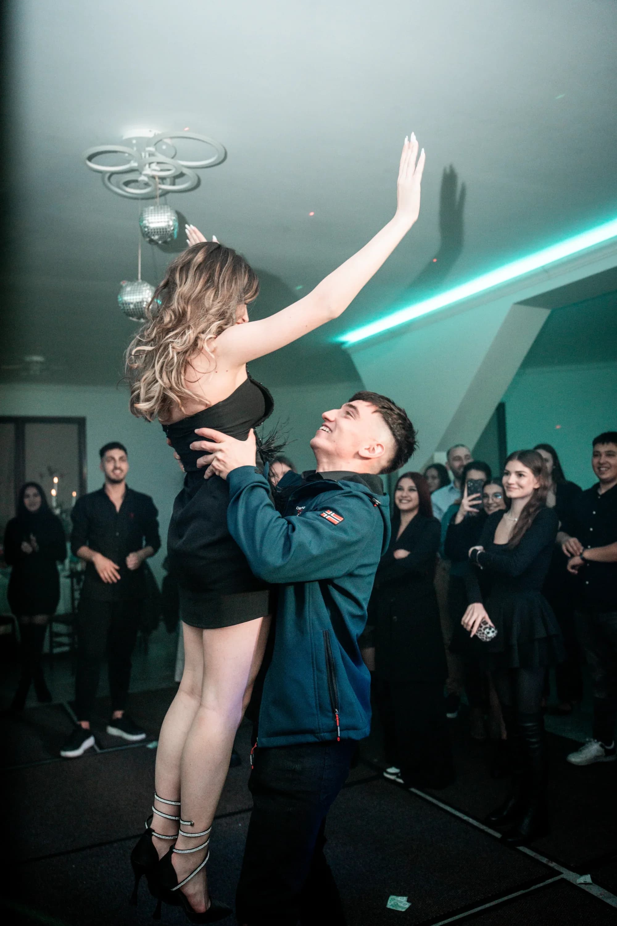 Tineri dansand la petrecere fotograf majorat petrecere Brasov Crudu Alexandru CA Photography