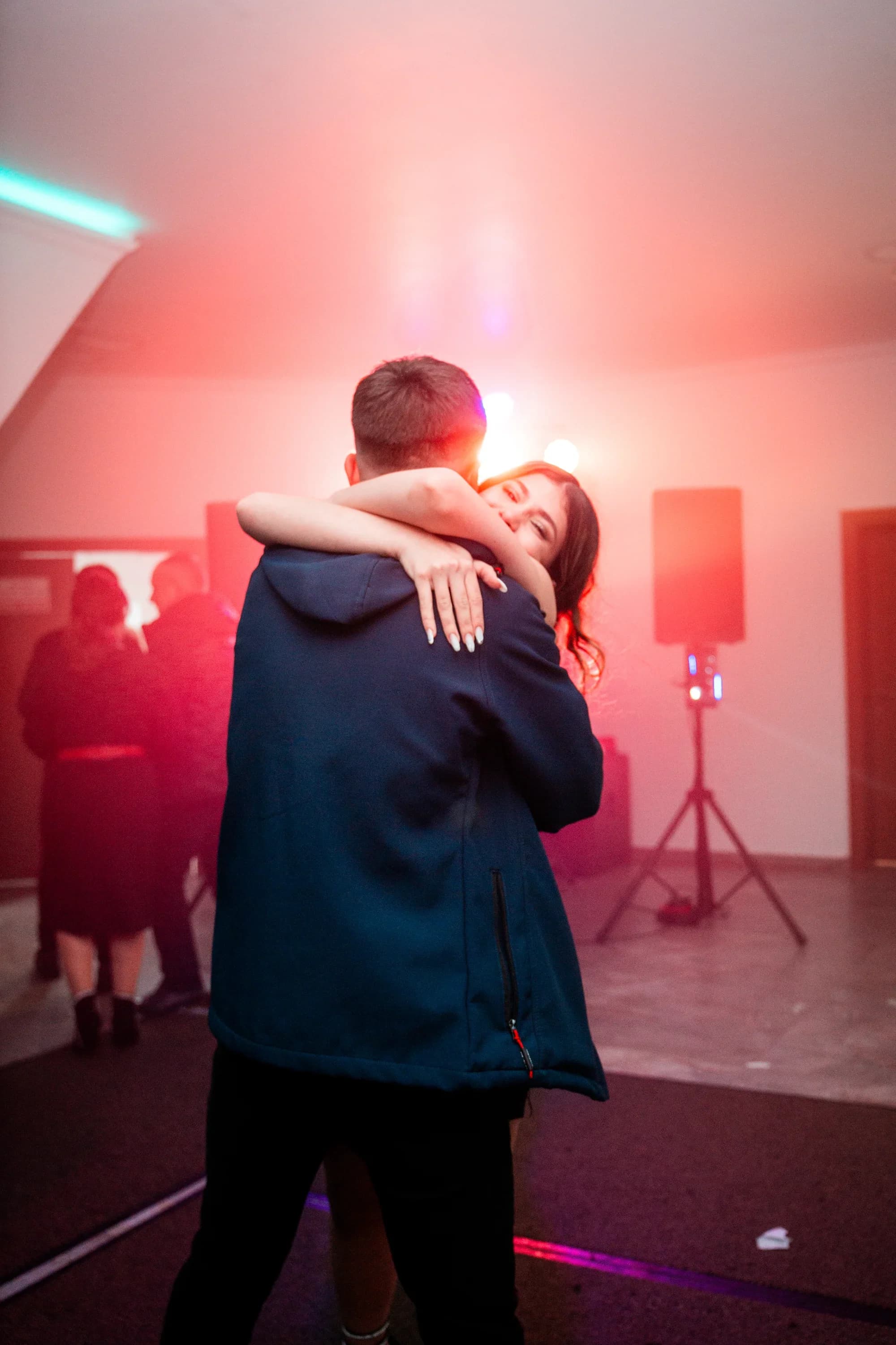 Pereche imbratisandu-se la petrecere fotograf majorat petrecere Brasov Crudu Alexandru CA Photography