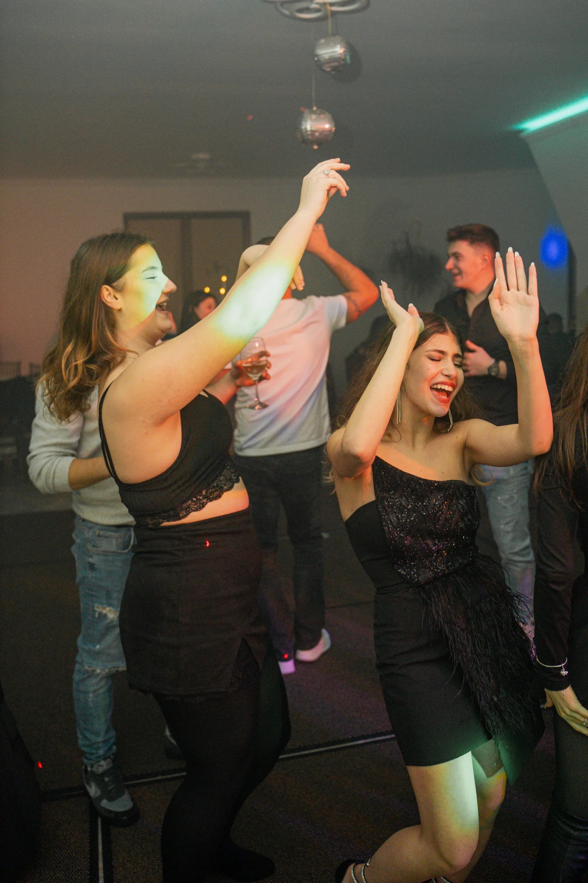 Tineri dansand la petrecere fotograf majorat petrecere Brasov Crudu Alexandru CA Photography