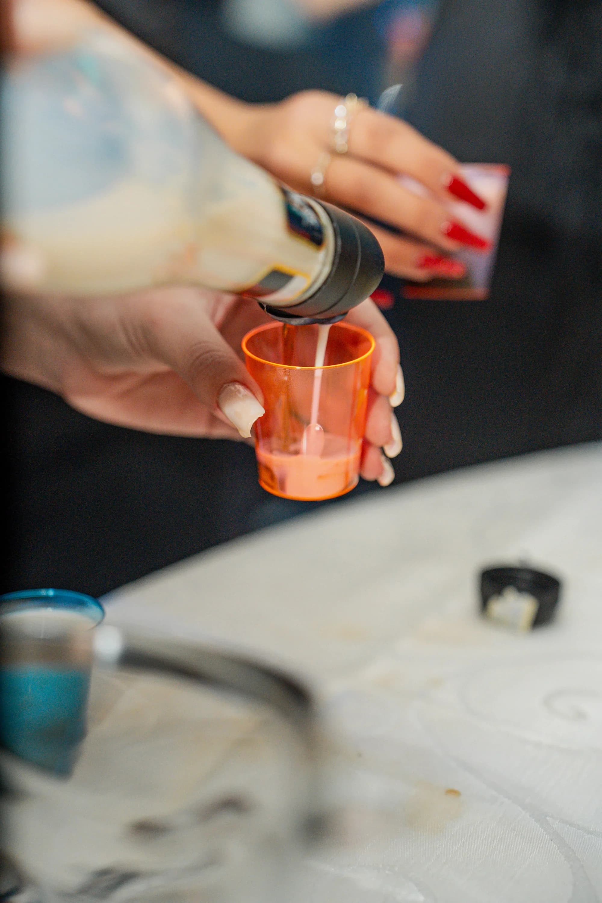 Pahar cu bautura la petrecere fotograf majorat petrecere Brasov Crudu Alexandru CA Photography