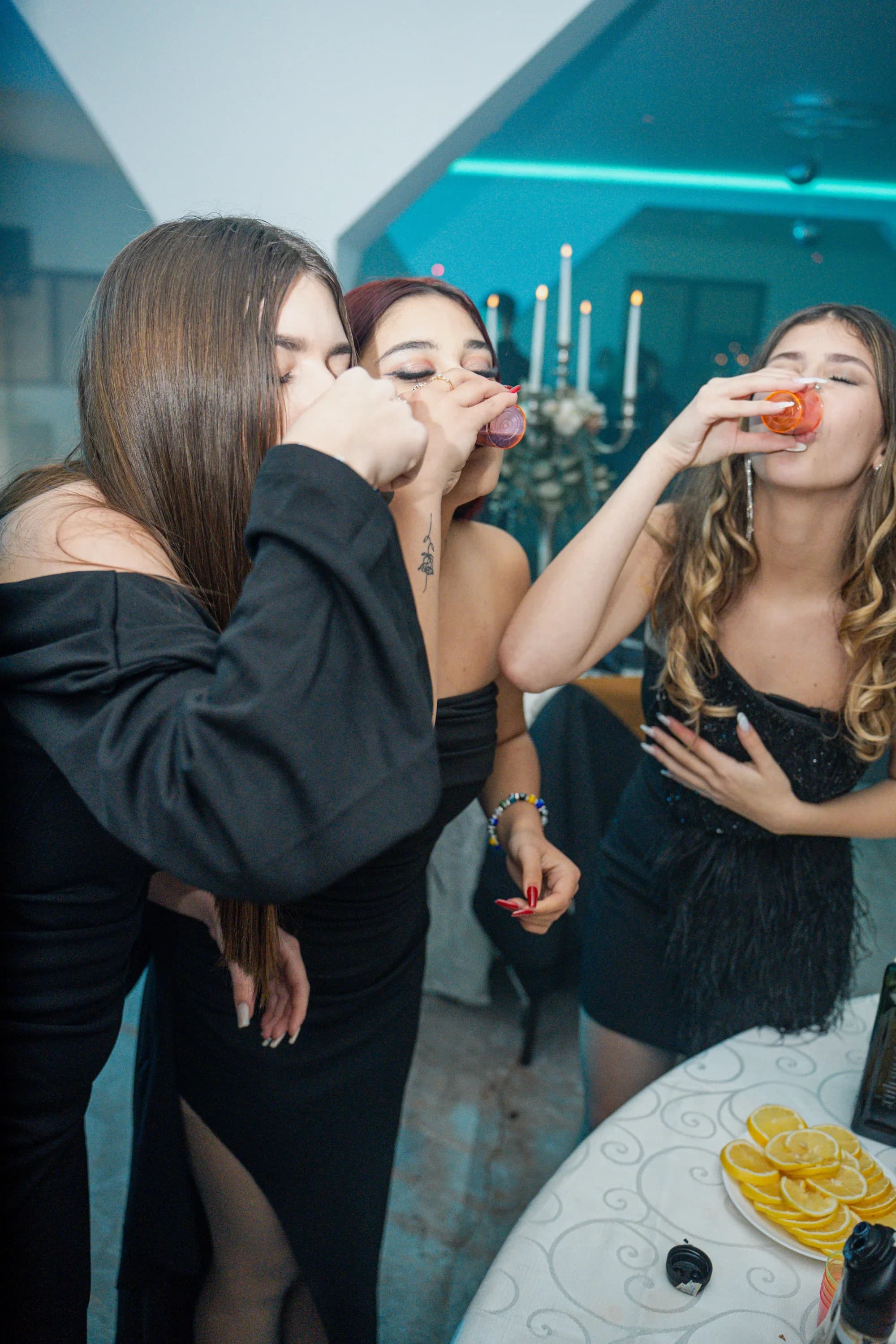 Tineri savurand shot-uri la petrecere fotograf majorat petrecere Brasov Crudu Alexandru CA Photography