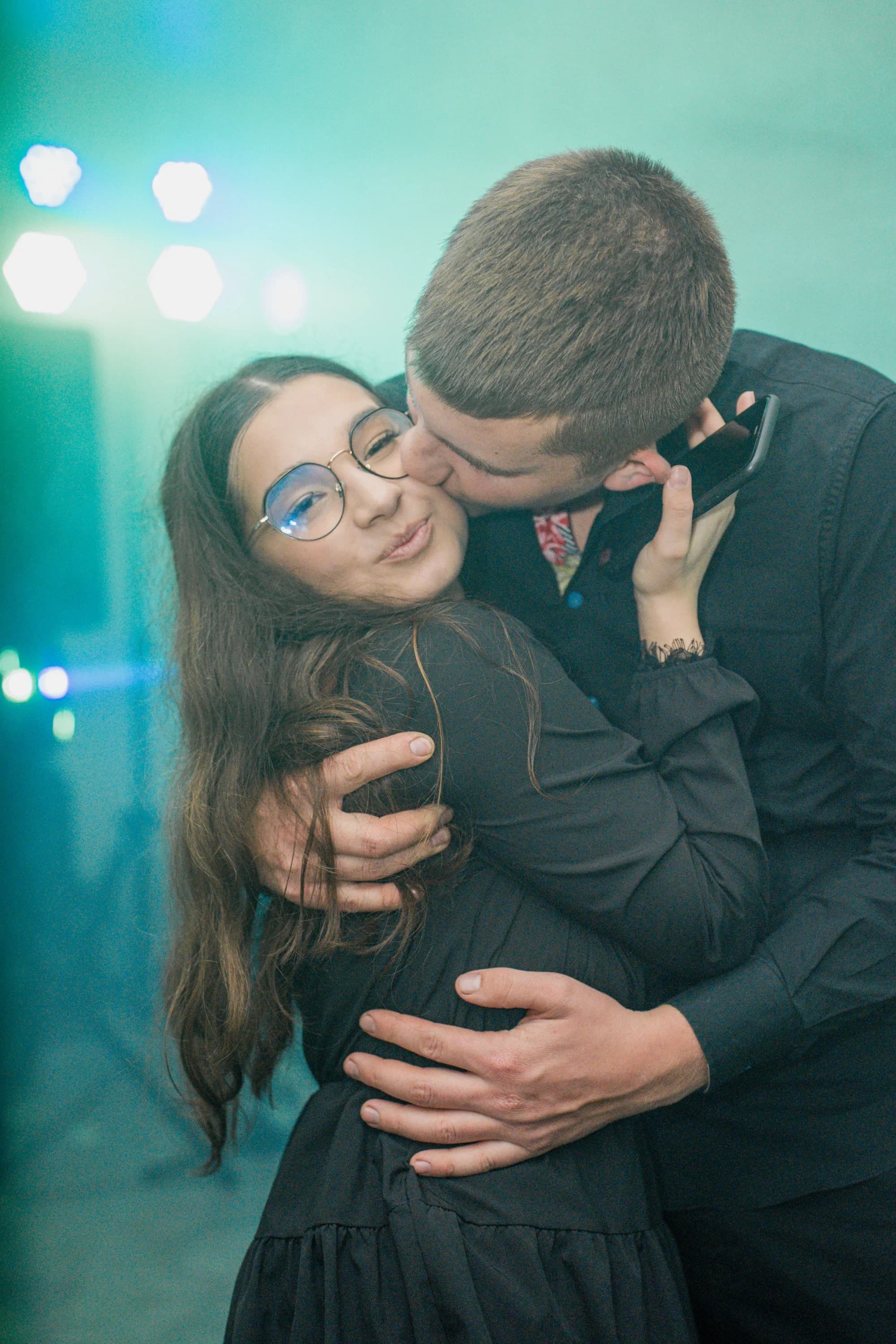 Tineri imbratisandu-se la petrecere fotograf majorat petrecere Brasov Crudu Alexandru CA Photography