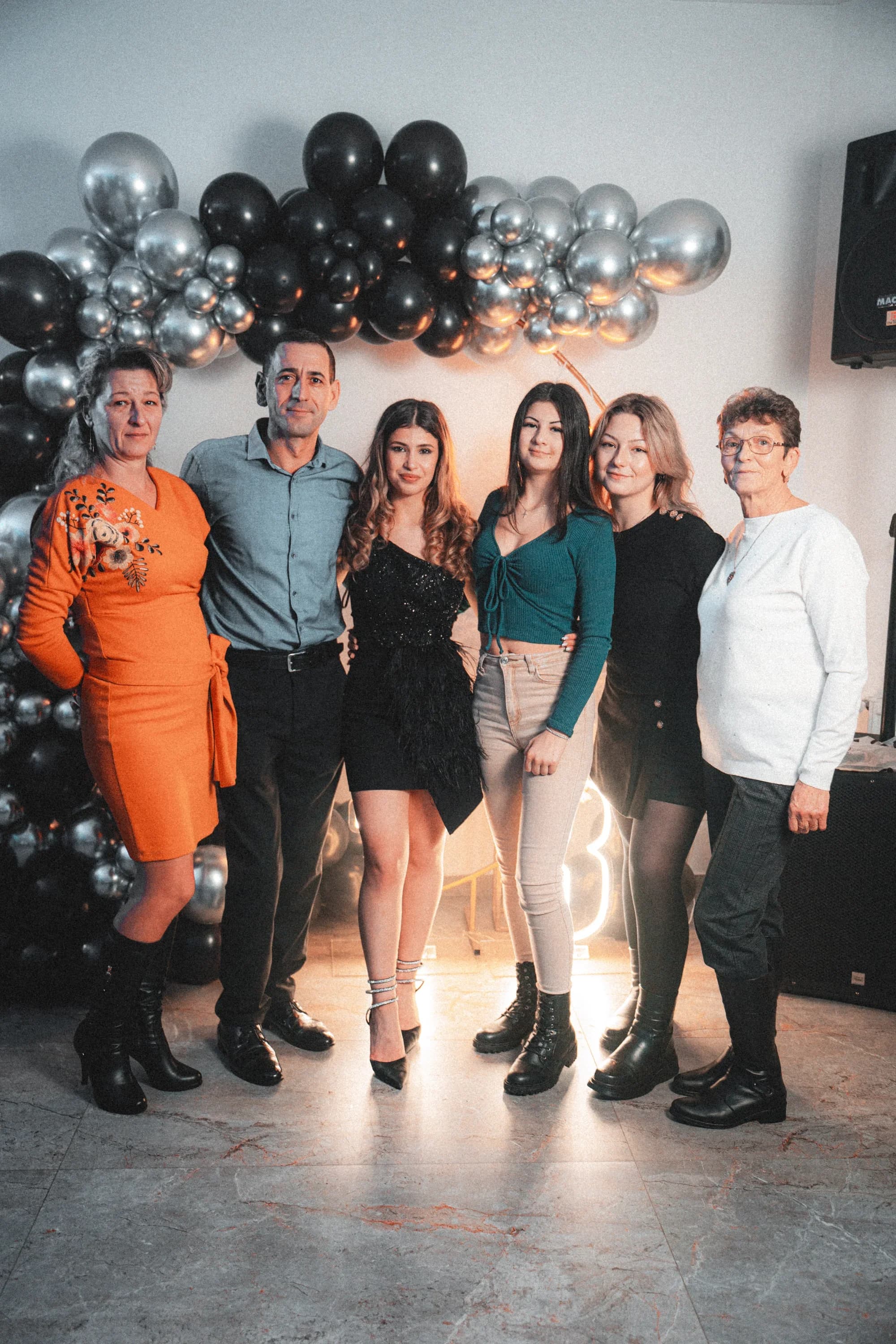 Tineri pozand la petrecerea de 18 ani fotograf majorat petrecere Brasov Crudu Alexandru CA Photography