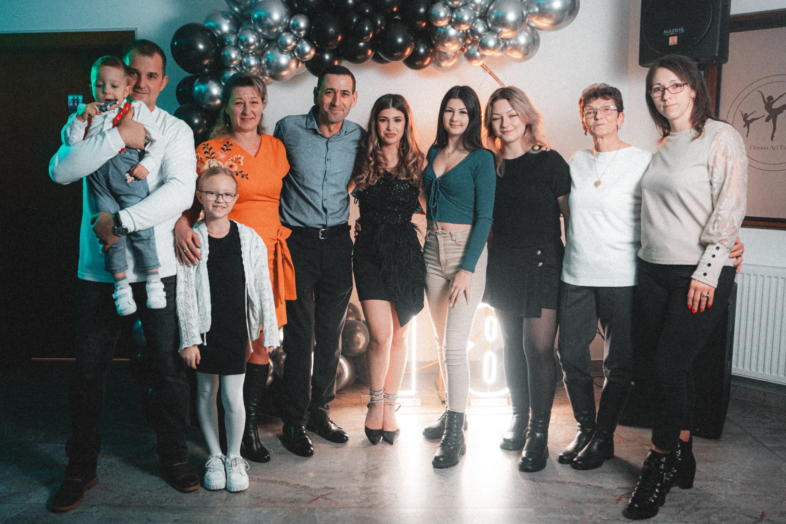 Tineri si familii la petrecere fotograf majorat petrecere Brasov Crudu Alexandru CA Photography