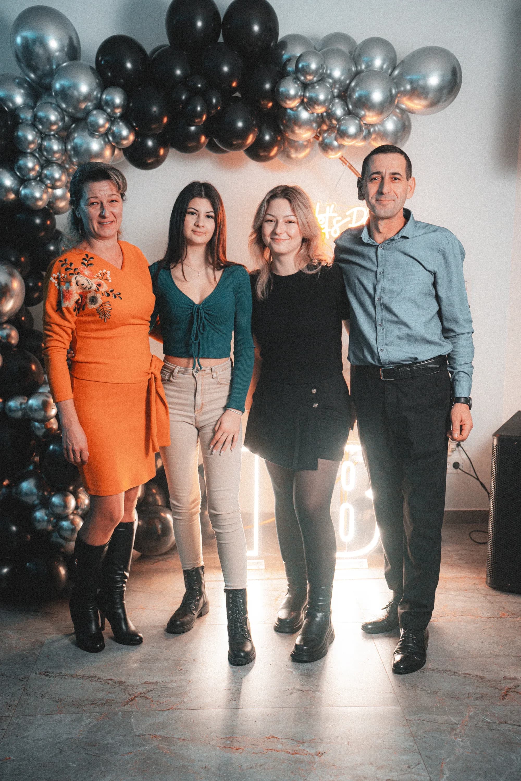 Tineri impreuna la petrecere fotograf majorat petrecere Brasov Crudu Alexandru CA Photography