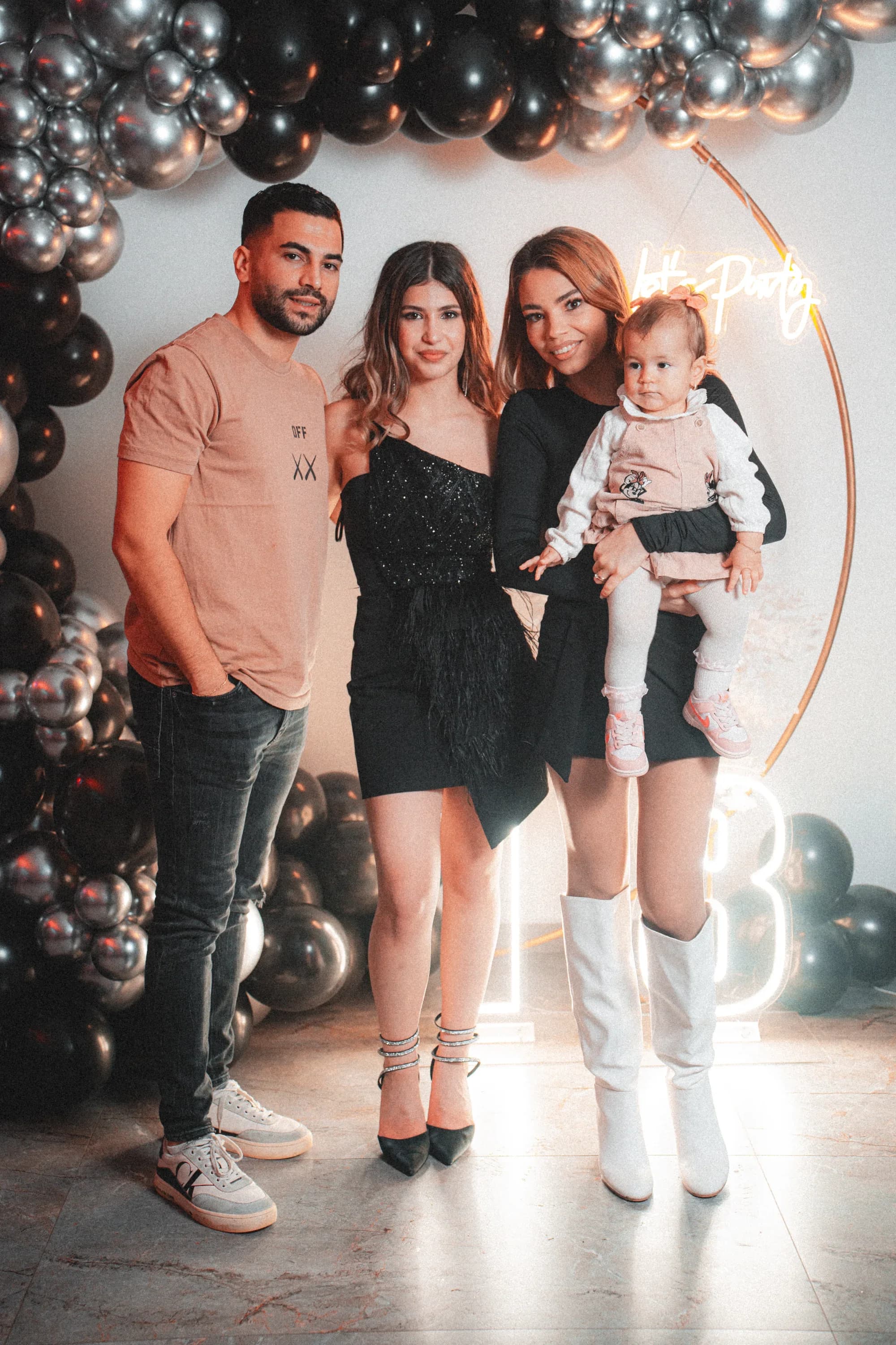 Tineri pozand la petrecere fotograf majorat petrecere Brasov Crudu Alexandru CA Photography