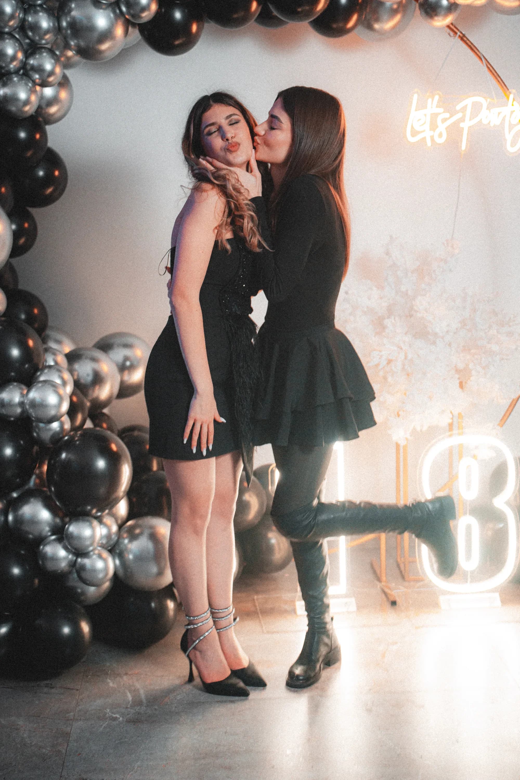 Doua prietene razand la petrecere fotograf majorat petrecere Brasov Crudu Alexandru CA Photography