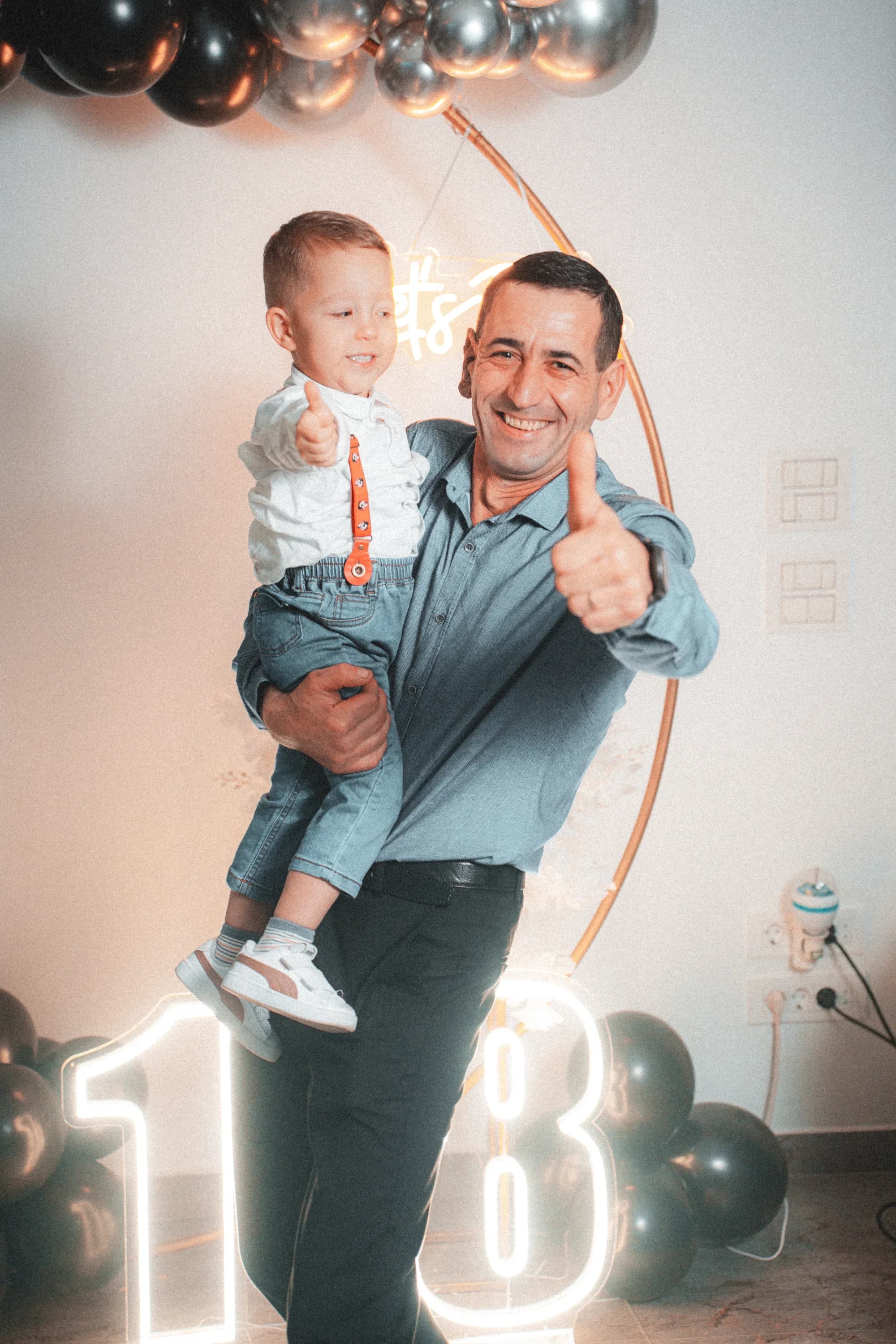 Tata si copil bucurandu-se la petrecere fotograf majorat petrecere Brasov Crudu Alexandru CA Photography