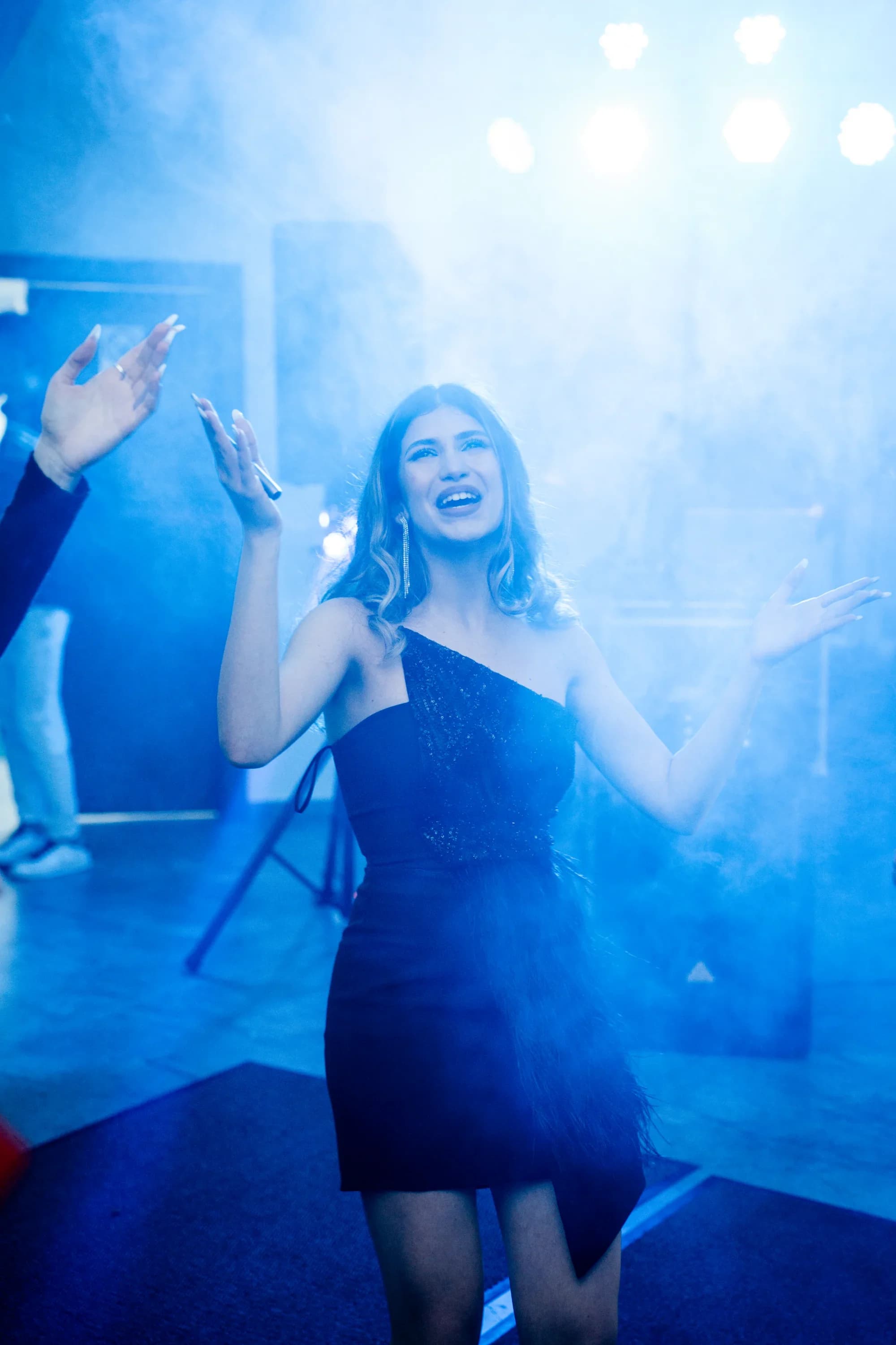 Tineri dansand in atmosfera festiva fotograf majorat petrecere Brasov Crudu Alexandru CA Photography