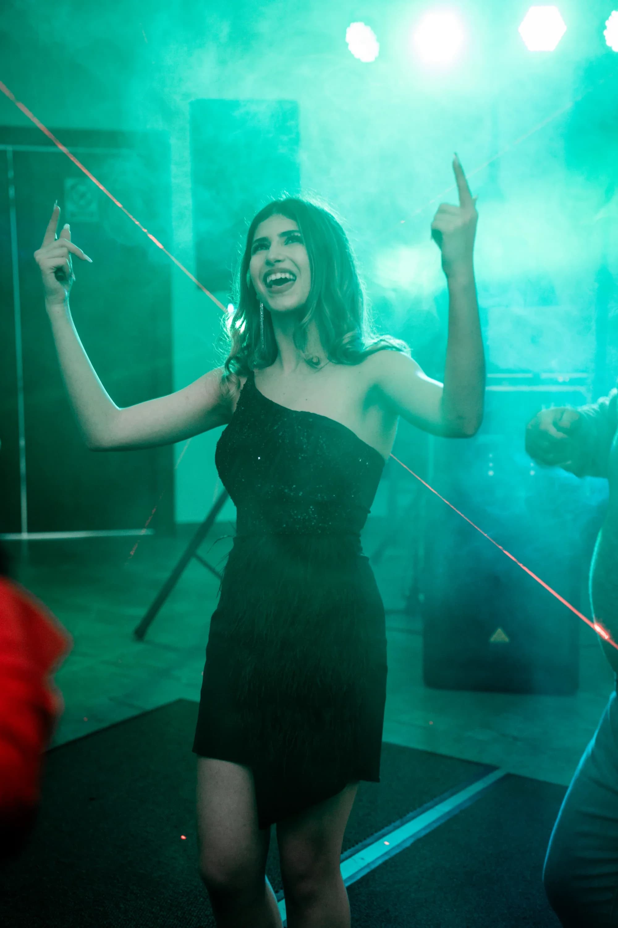 Tineri dansand sub lumini verzi fotograf majorat petrecere Brasov Crudu Alexandru CA Photography