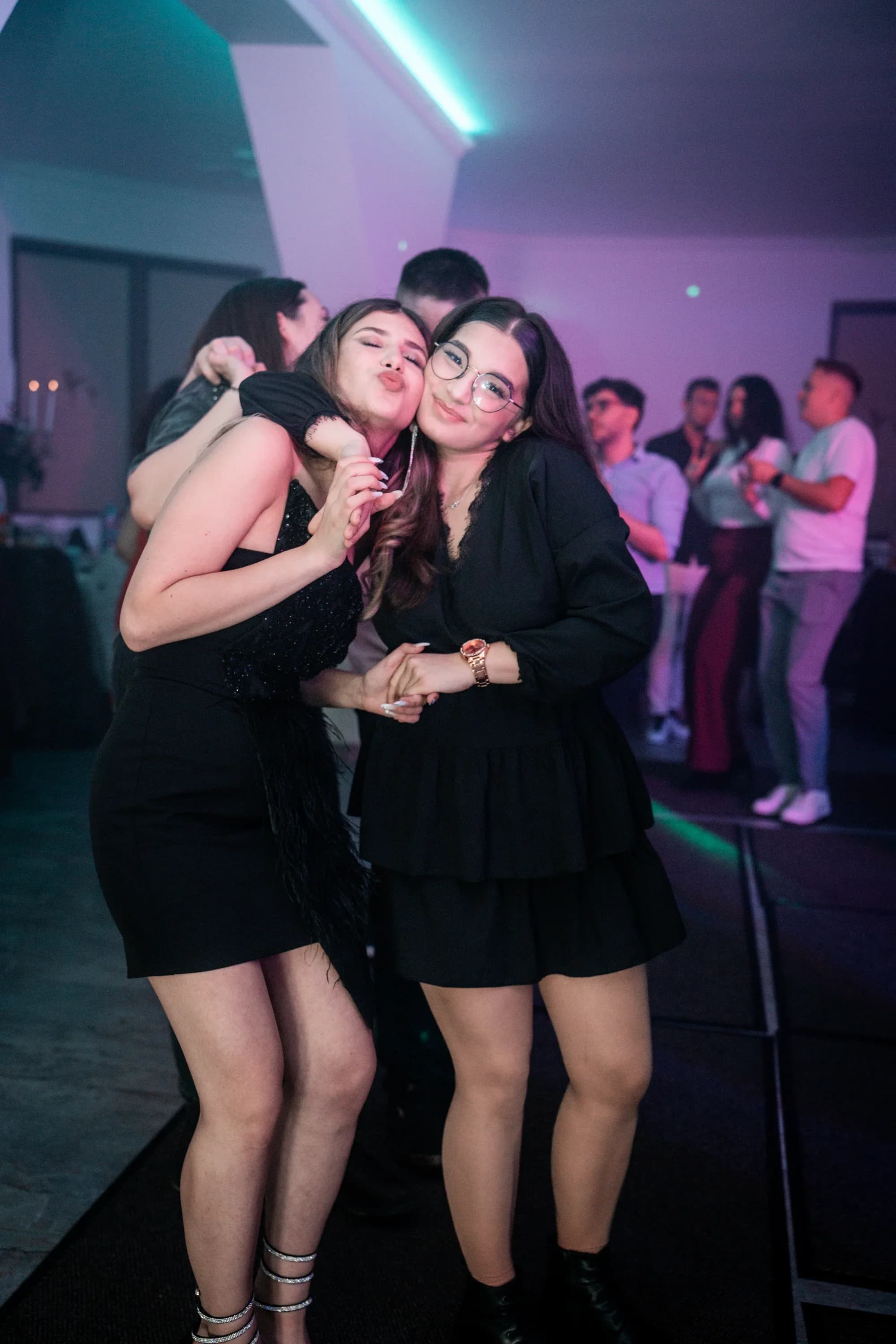 Tineret dansand si distrandu-se fotograf majorat petrecere Brasov Crudu Alexandru CA Photography