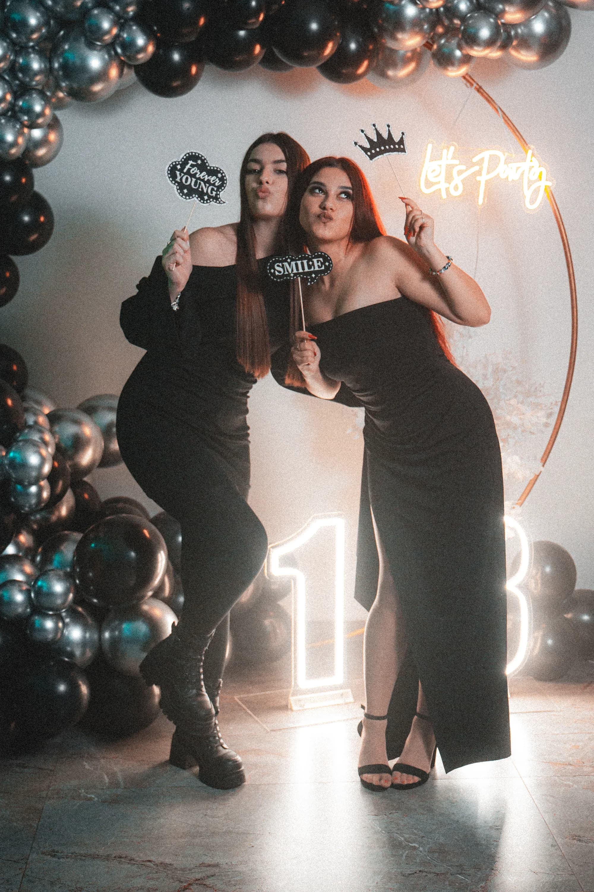 Doua prietene pozand la petrecere fotograf majorat petrecere Brasov Crudu Alexandru CA Photography