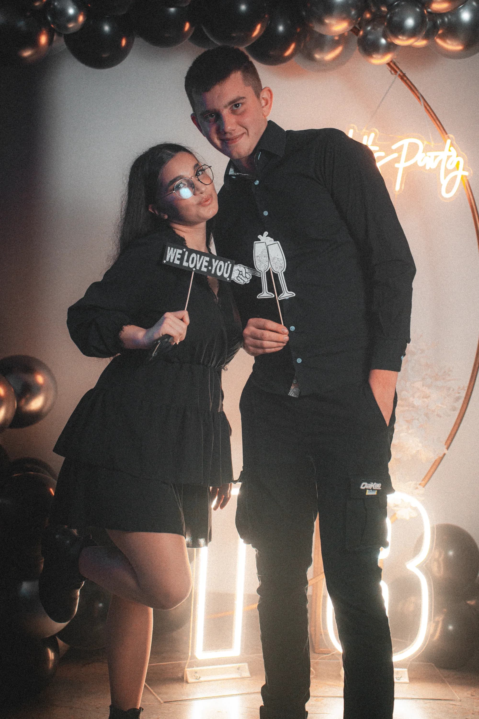 Tineri pozand cu accesorii fotograf majorat petrecere Brasov Crudu Alexandru CA Photography