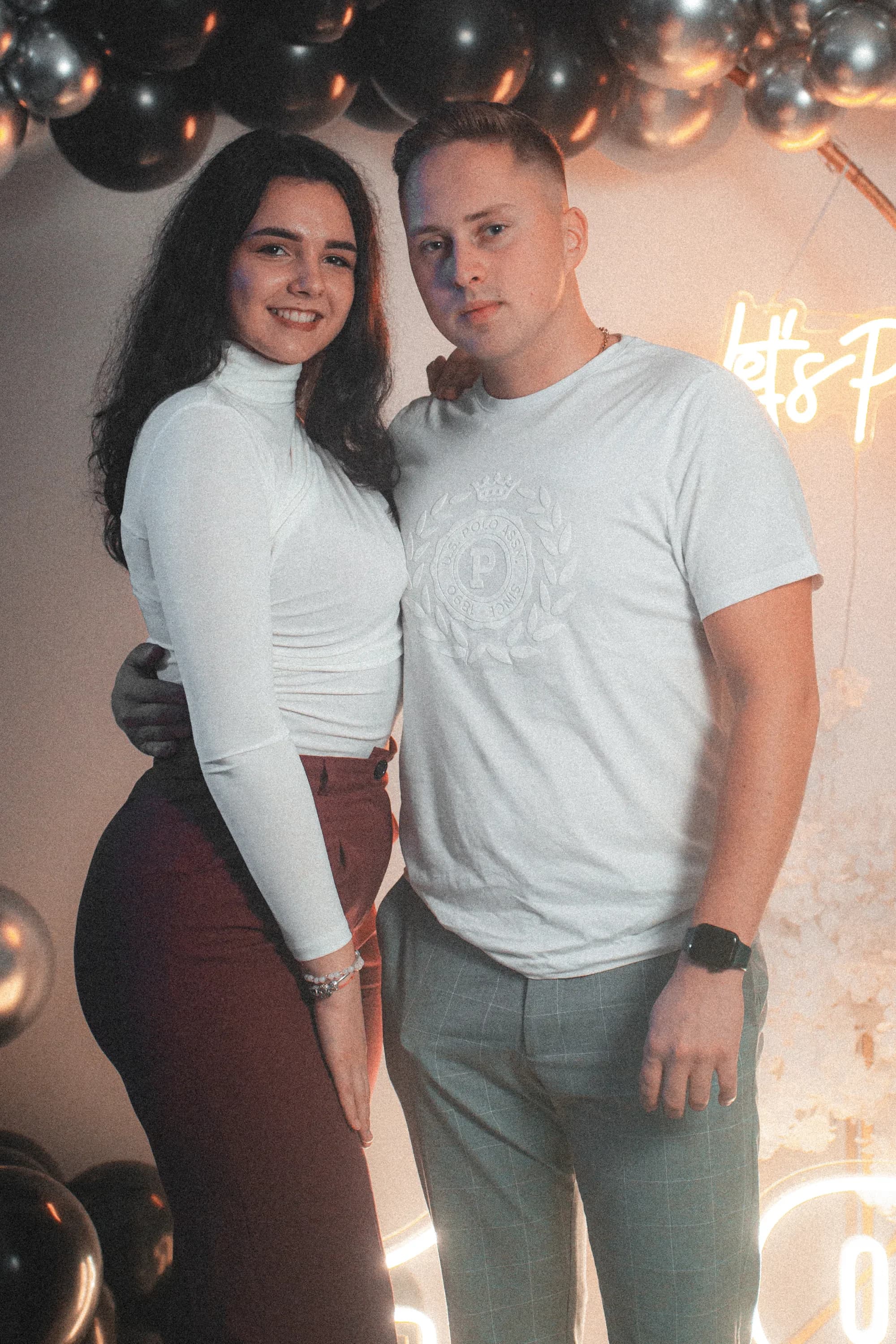 Tineri pozand la petrecere fotograf majorat petrecere Brasov Crudu Alexandru CA Photography