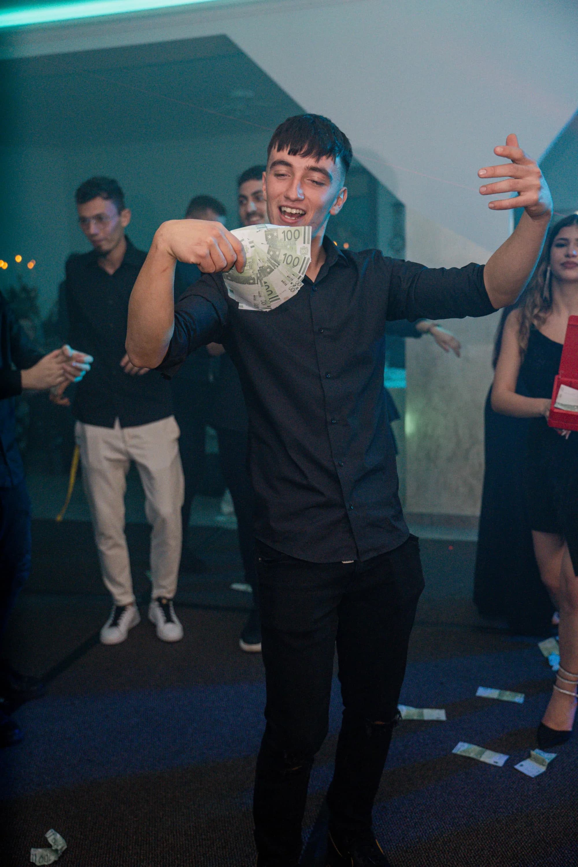 Tanar sarbatorind cu bancnote fotograf majorat petrecere Brasov Crudu Alexandru CA Photography