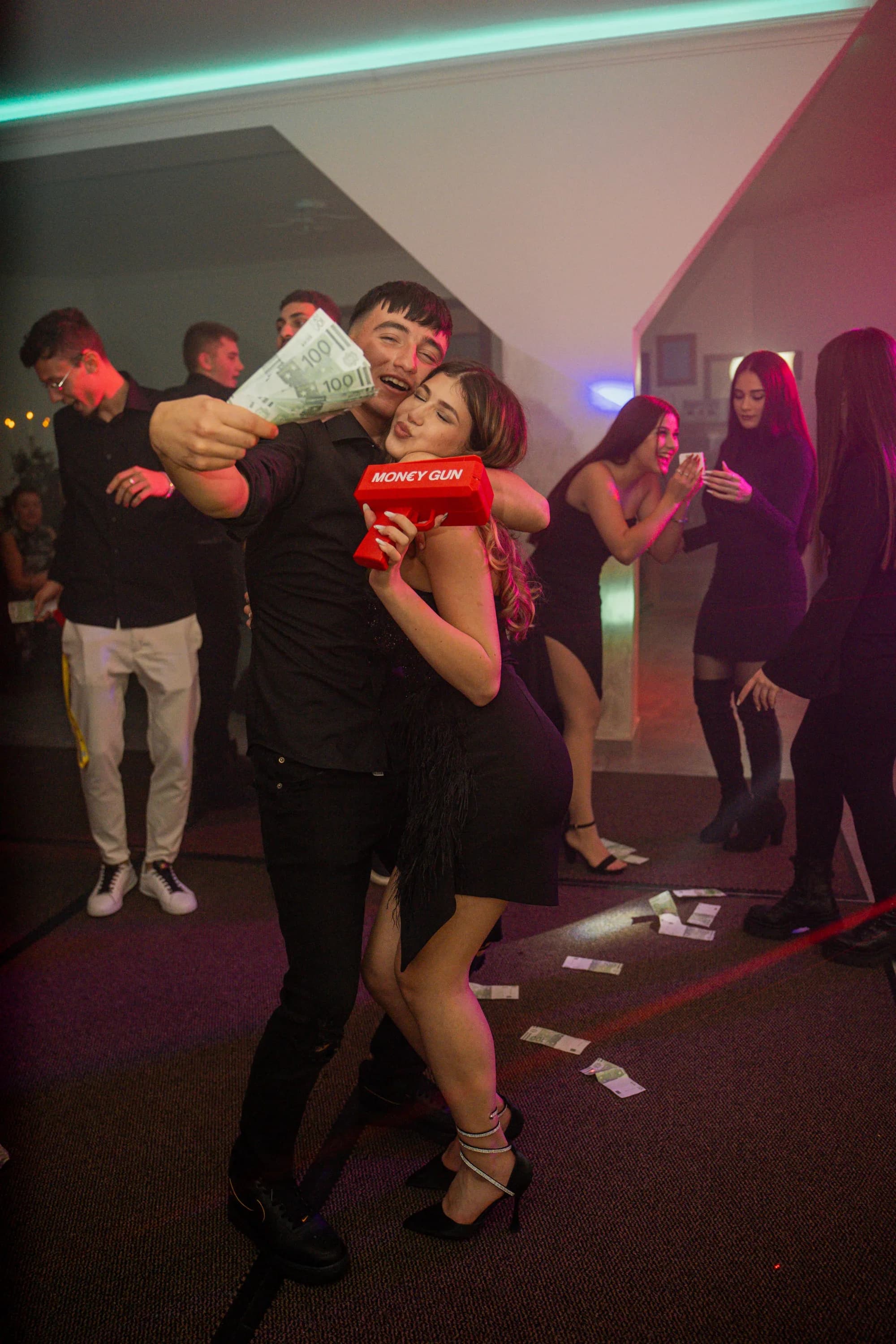 Tineri distrandu-se la petrecere fotograf majorat petrecere Brasov Crudu Alexandru CA Photography