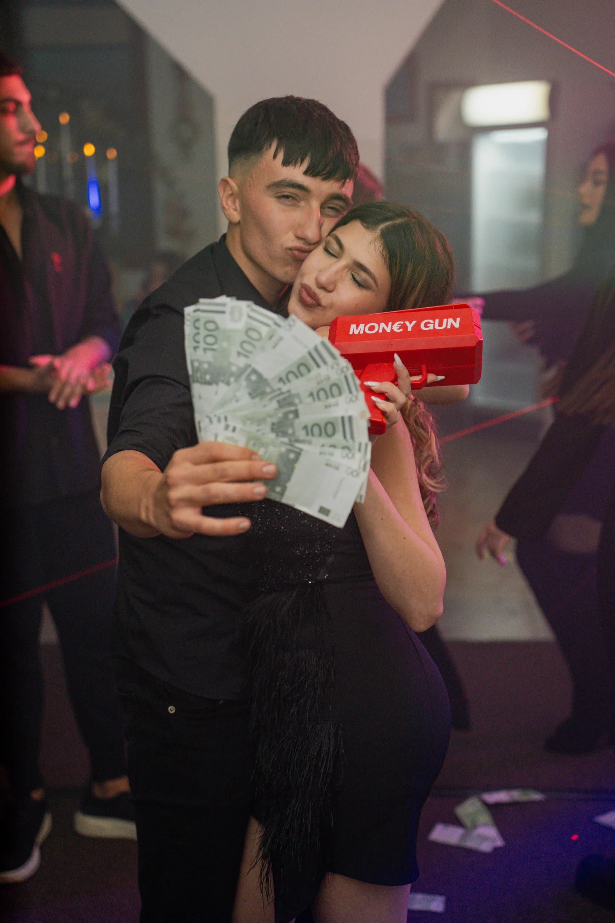 Tineri distrandu-se cu o arma de bani fotograf majorat petrecere Brasov Crudu Alexandru CA Photography