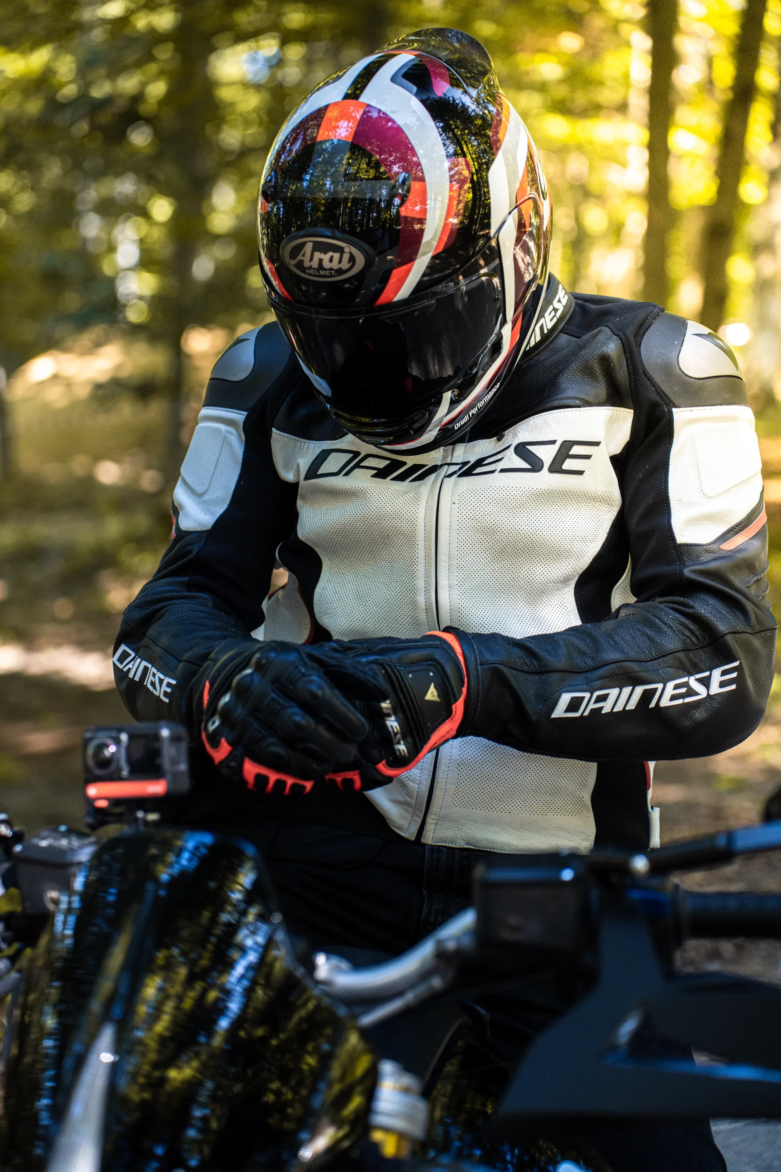 Motociclist pregatindu-se pentru drum fotograf auto sedinta foto masini Brasov Crudu Alexandru CA Photography