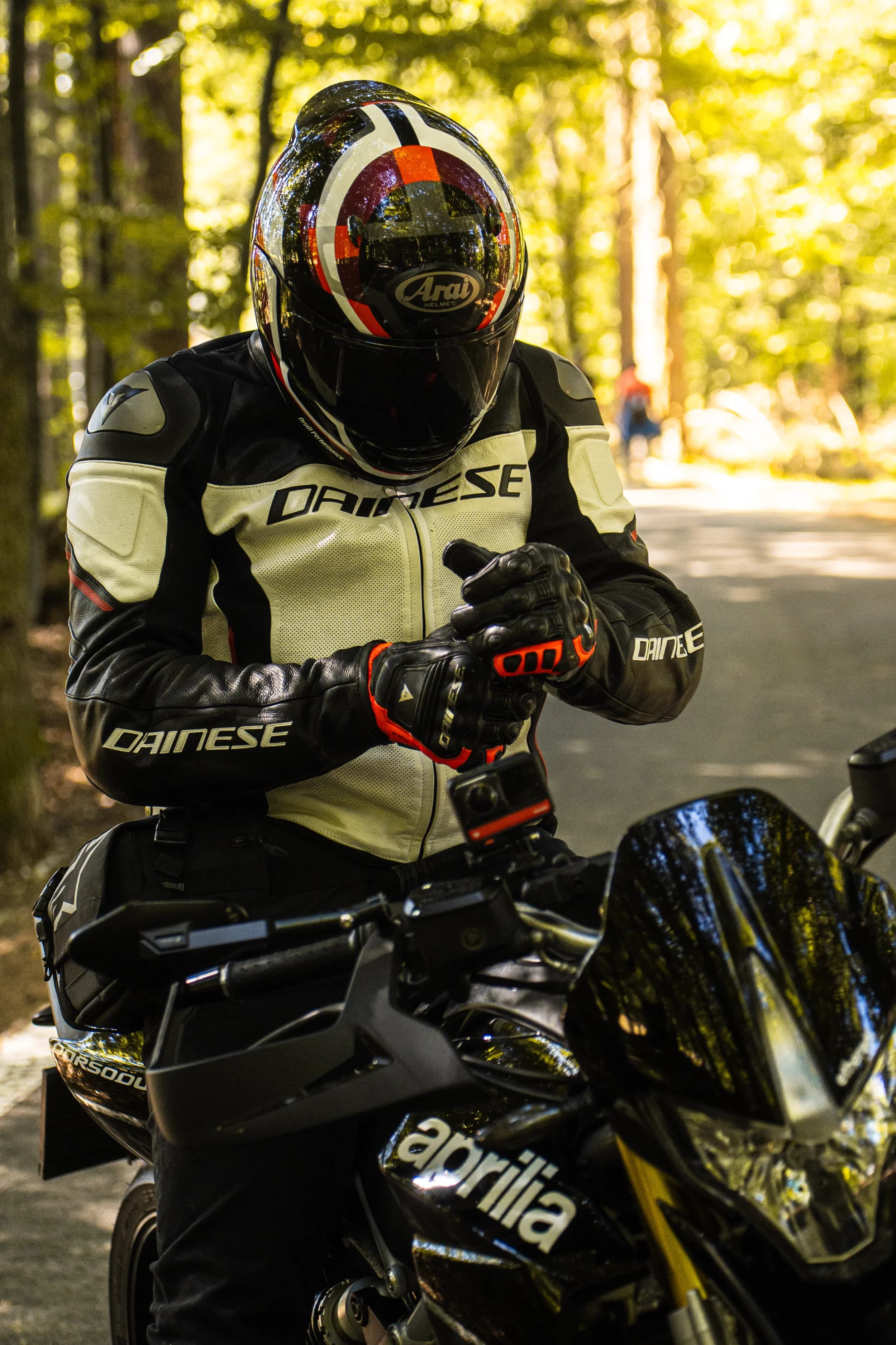 Motociclist pregatindu-se pe Aprilia fotograf auto sedinta foto masini Brasov Crudu Alexandru CA Photography