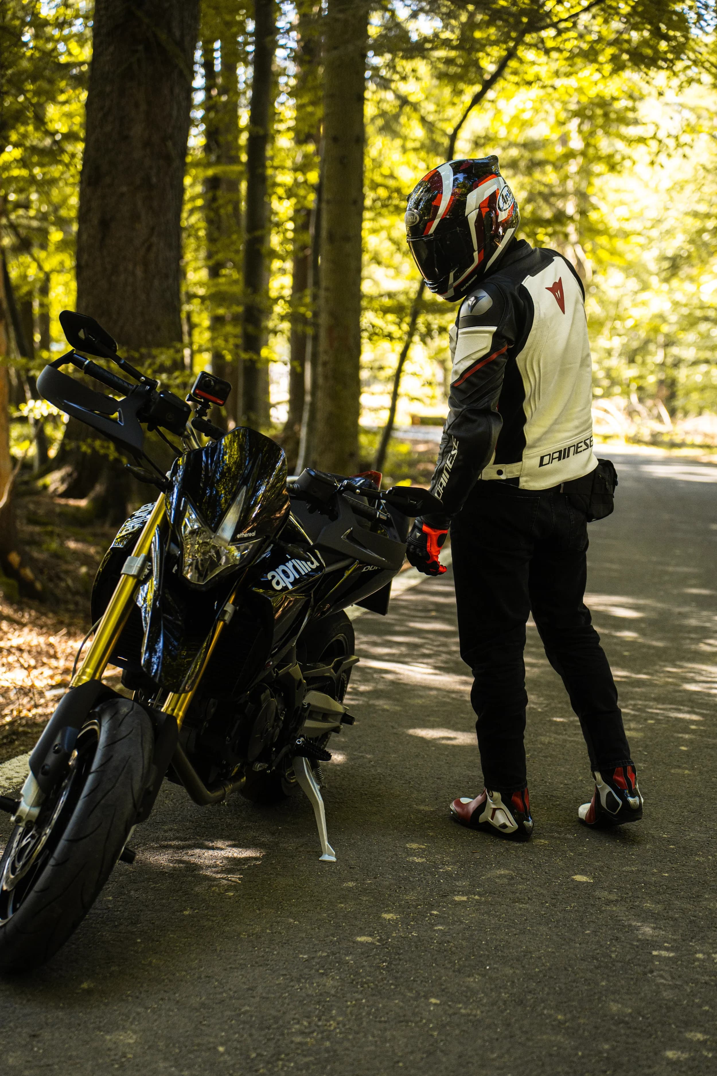 Motociclist langa Aprilia in padure fotograf auto sedinta foto masini Brasov Crudu Alexandru CA Photography