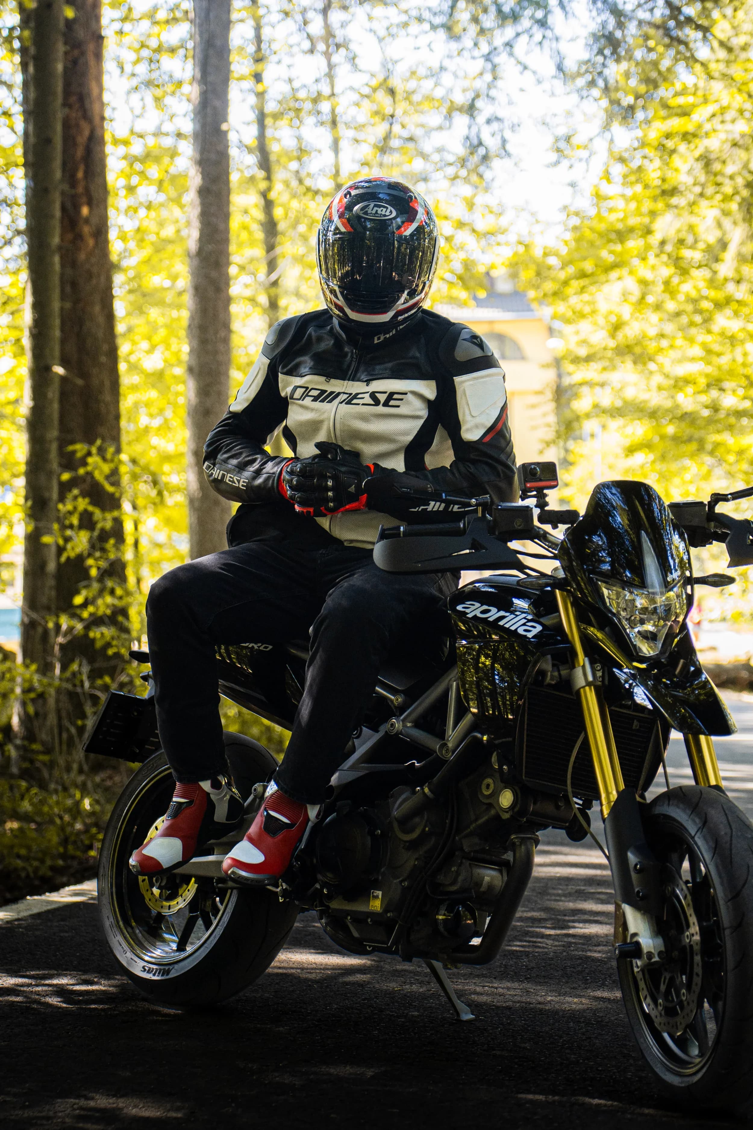 Motociclist pe Aprilia in padure fotograf auto sedinta foto masini Brasov Crudu Alexandru CA Photography