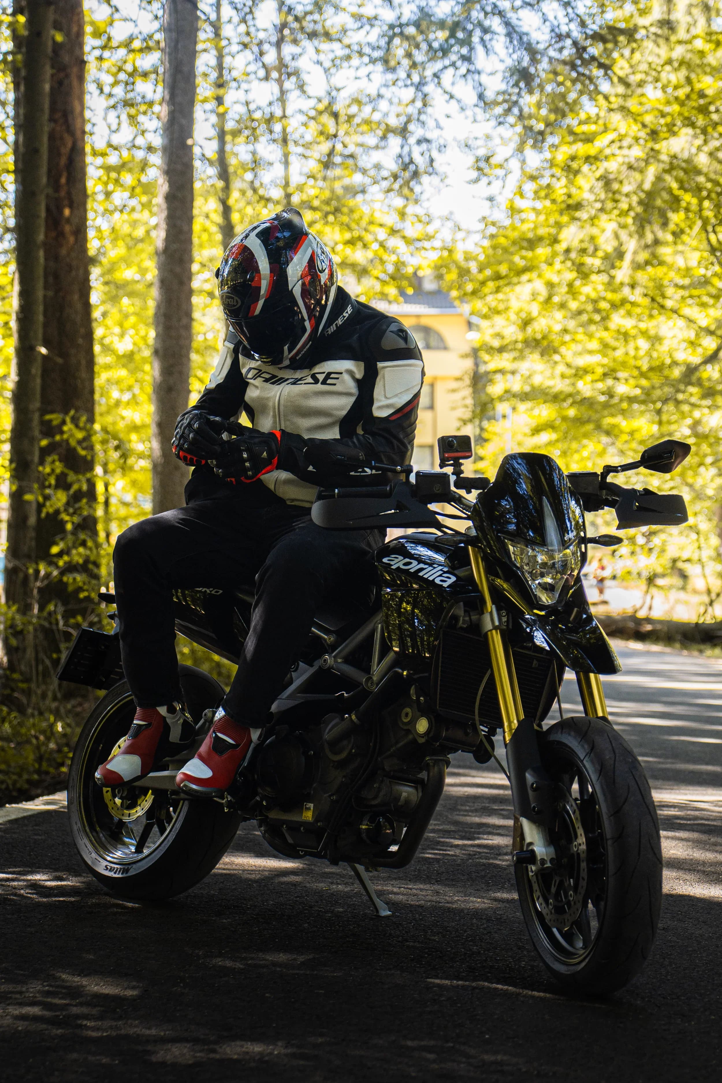 Motociclist pe o stradă liniștită fotograf auto sedinta foto masini Brasov Crudu Alexandru CA Photography